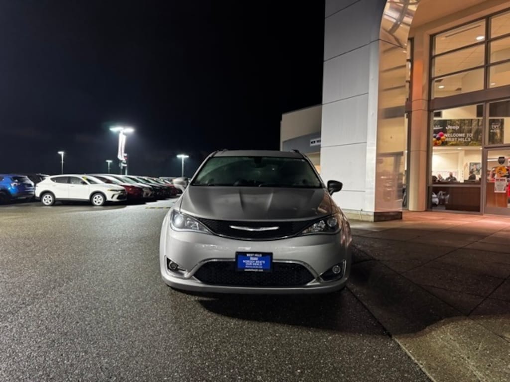 Used 2017 Chrysler Pacifica Touring-L Van