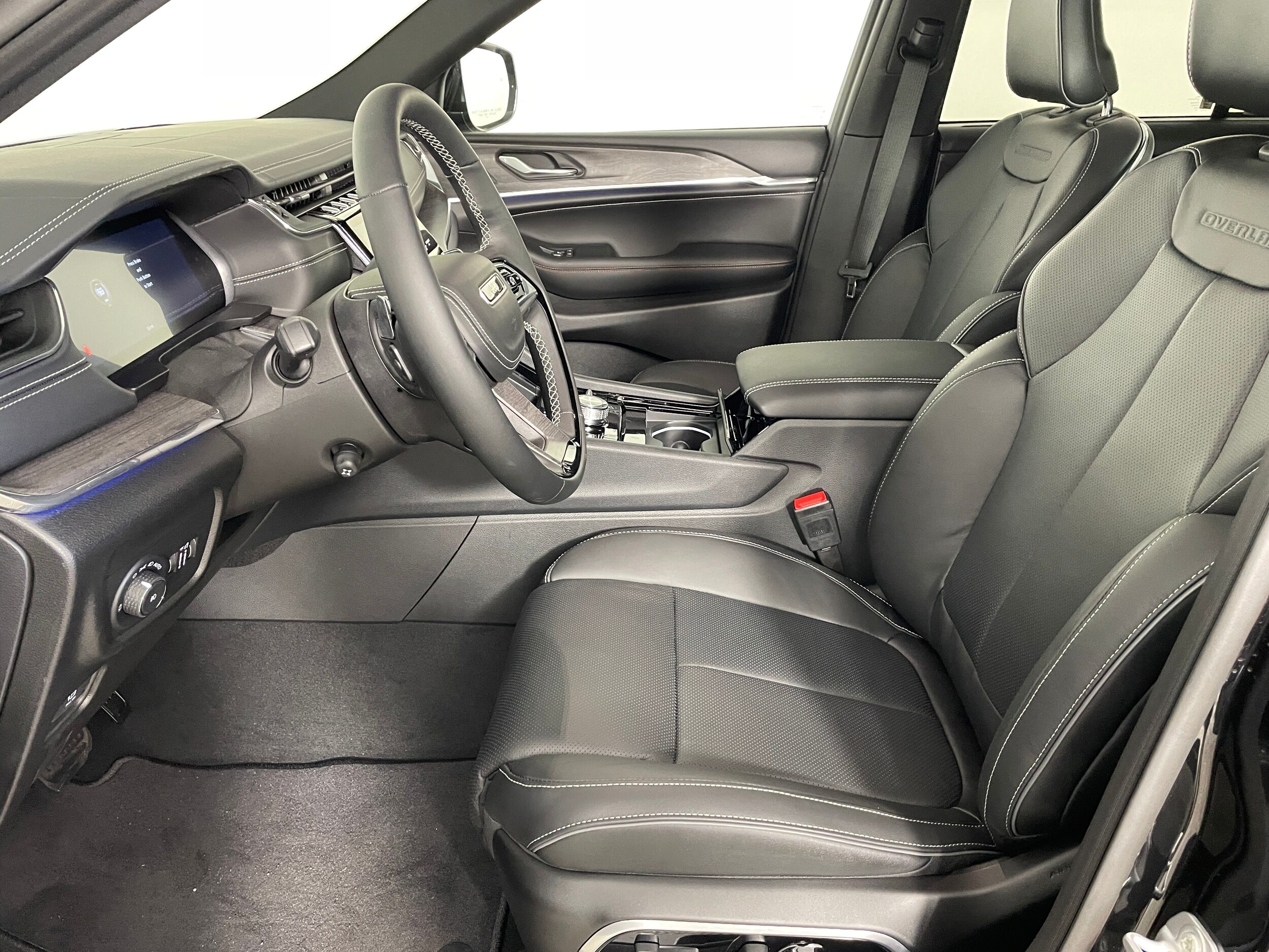 2025 Jeep Grand Cherokee Overland photo 2