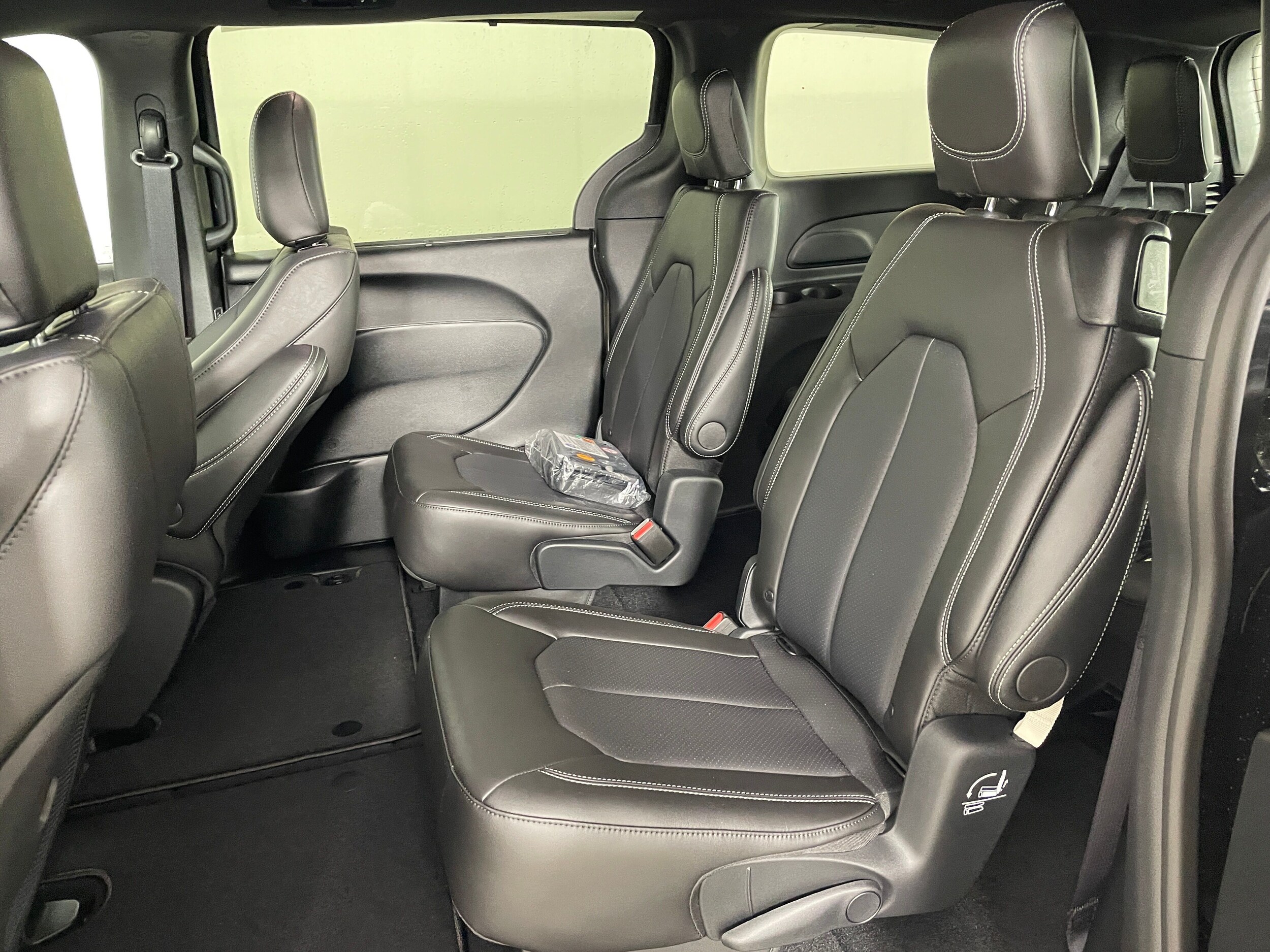 2025 Chrysler Pacifica photo 3