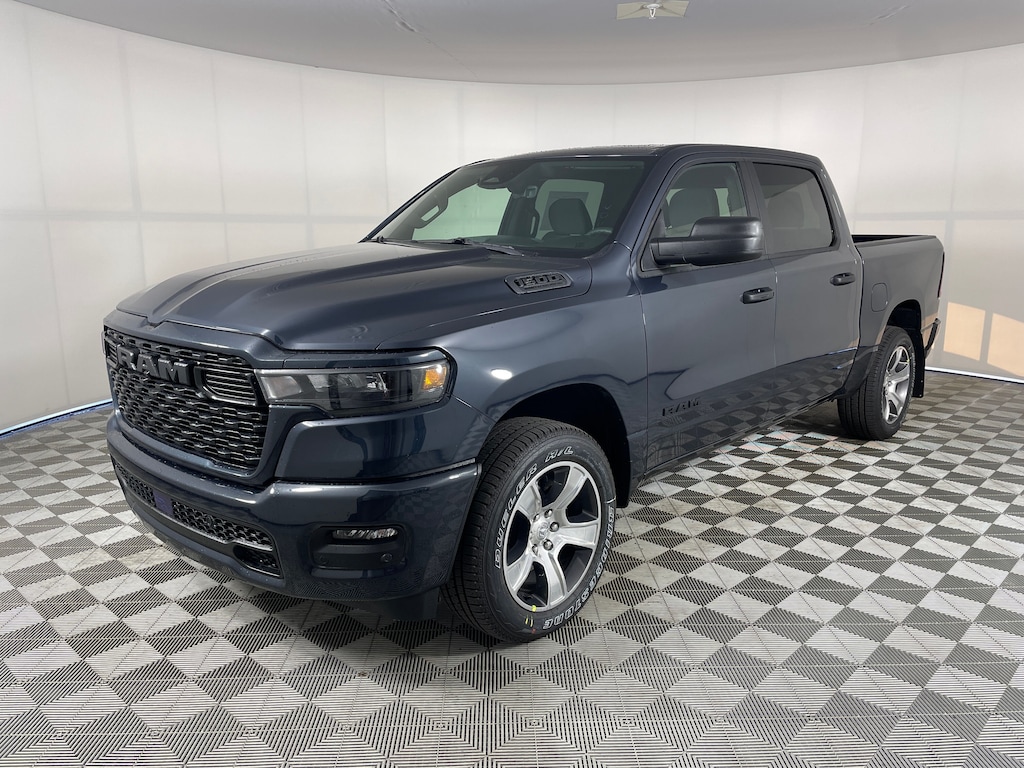 New 2026 Ram 1500 EXPRESS CREW CAB 4X4 5'7 BOX Pickup