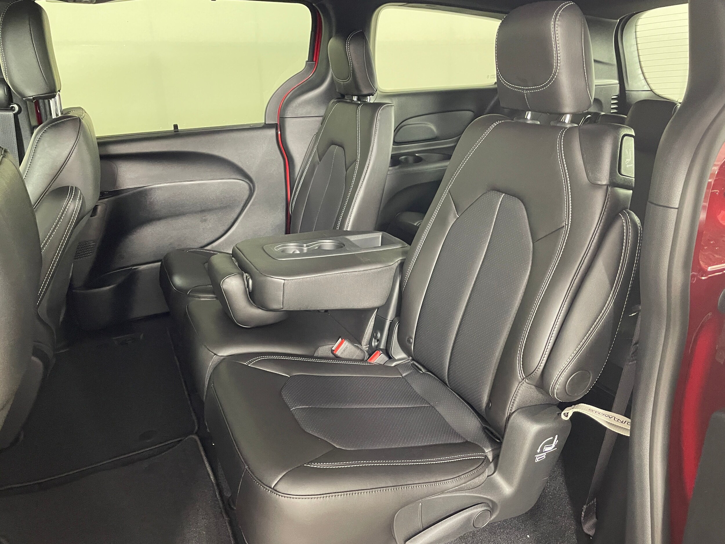 2026 Chrysler Pacifica photo 4