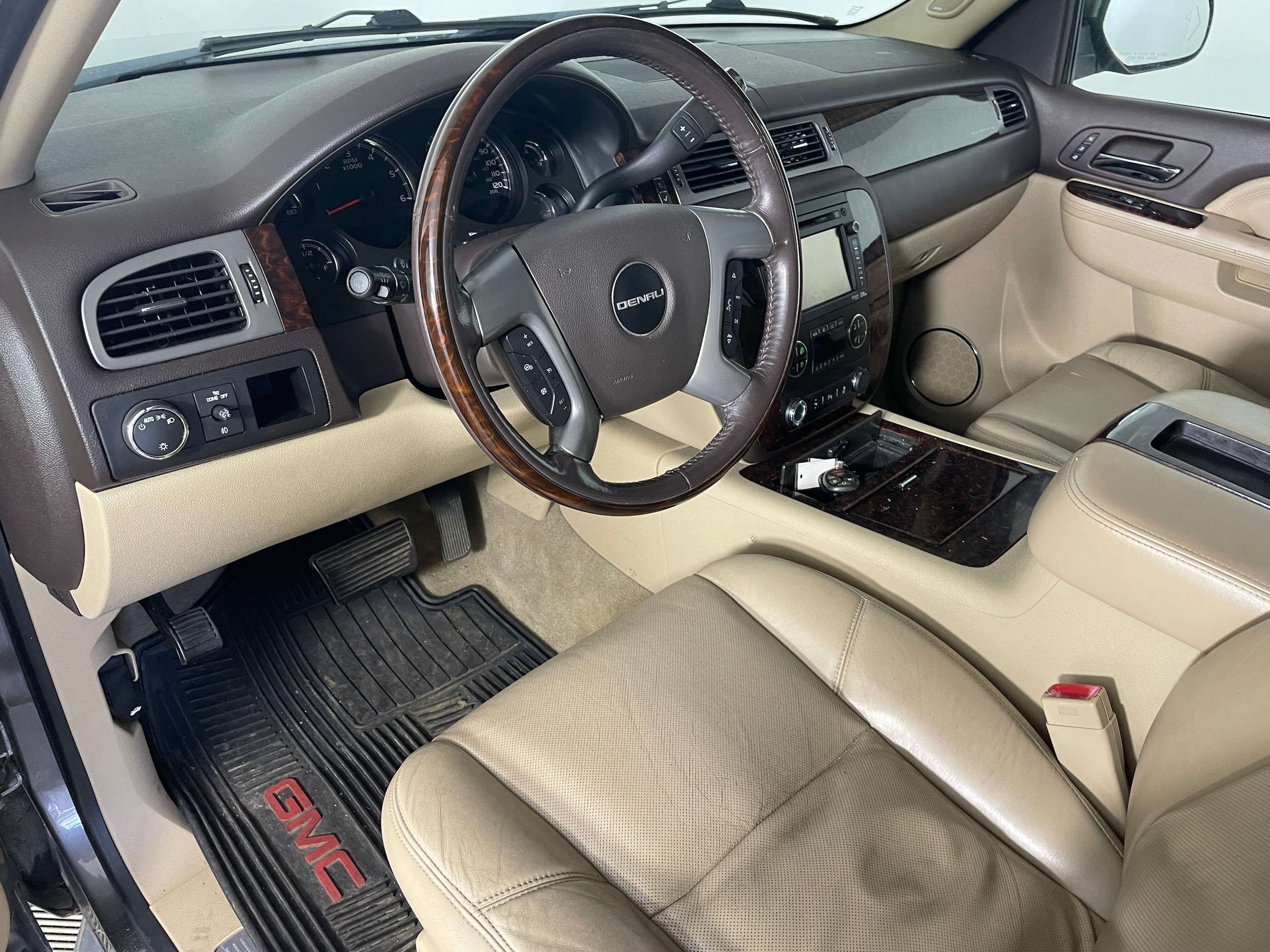 Used 2012 GMC Yukon XL Denali with VIN 1GKS2MEF2CR227959 for sale in Bremerton, WA