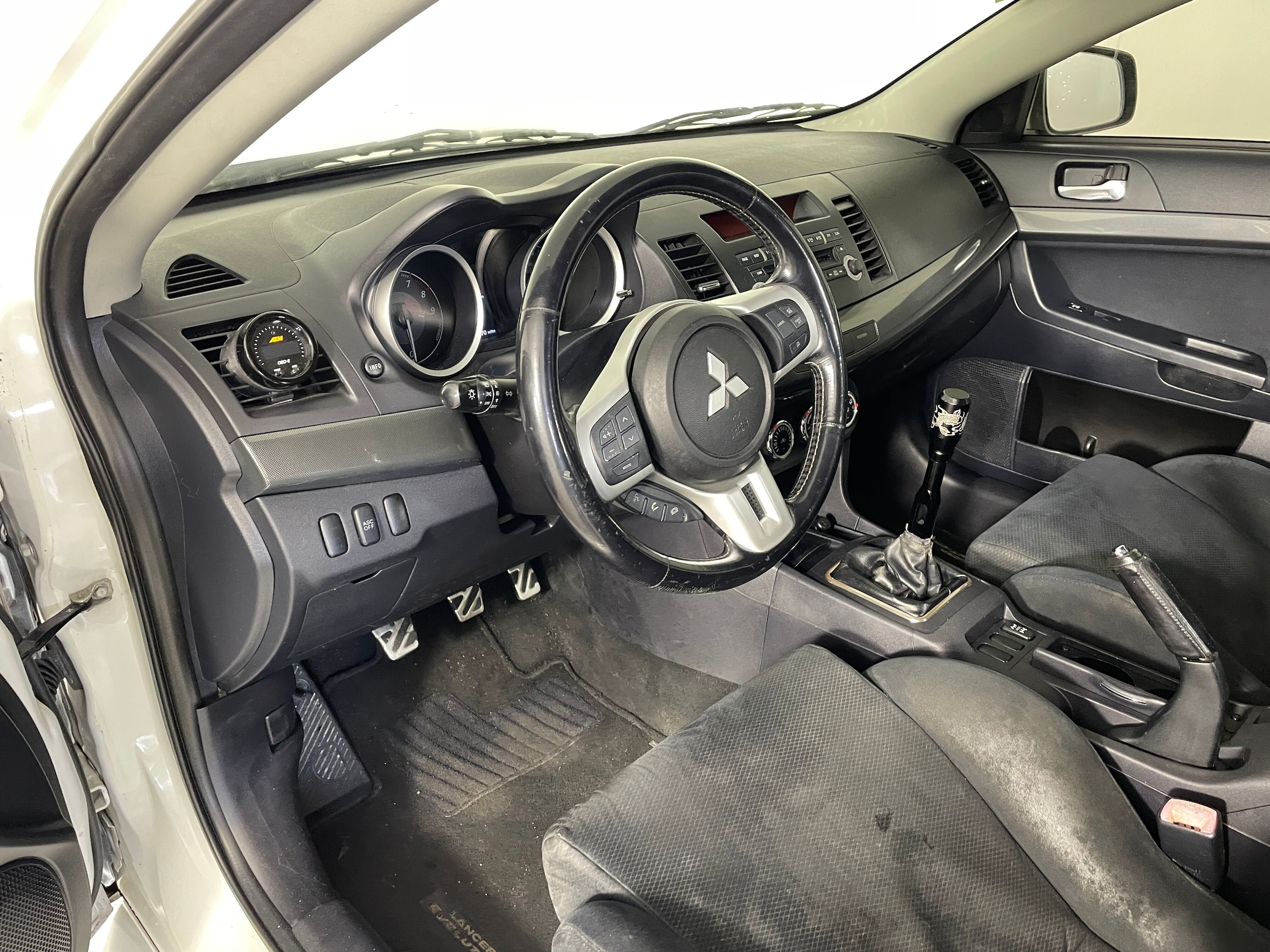 2010 Mitsubishi Lancer Evolution GSR photo 3