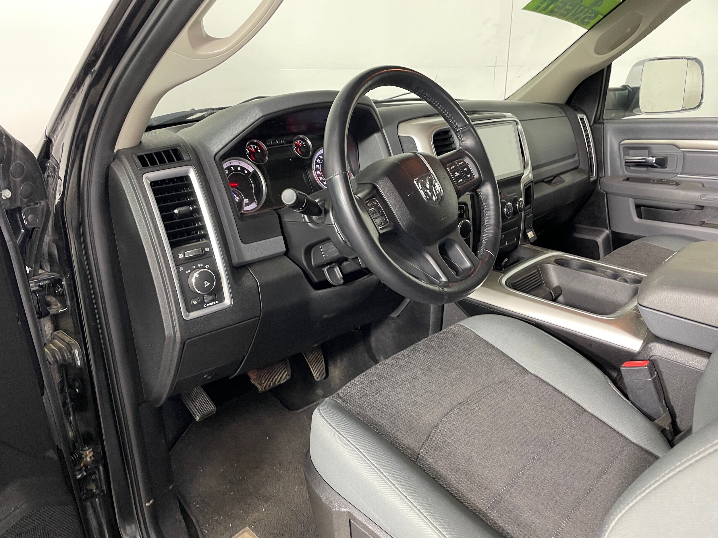 2016 Ram 1500 SLT photo 3