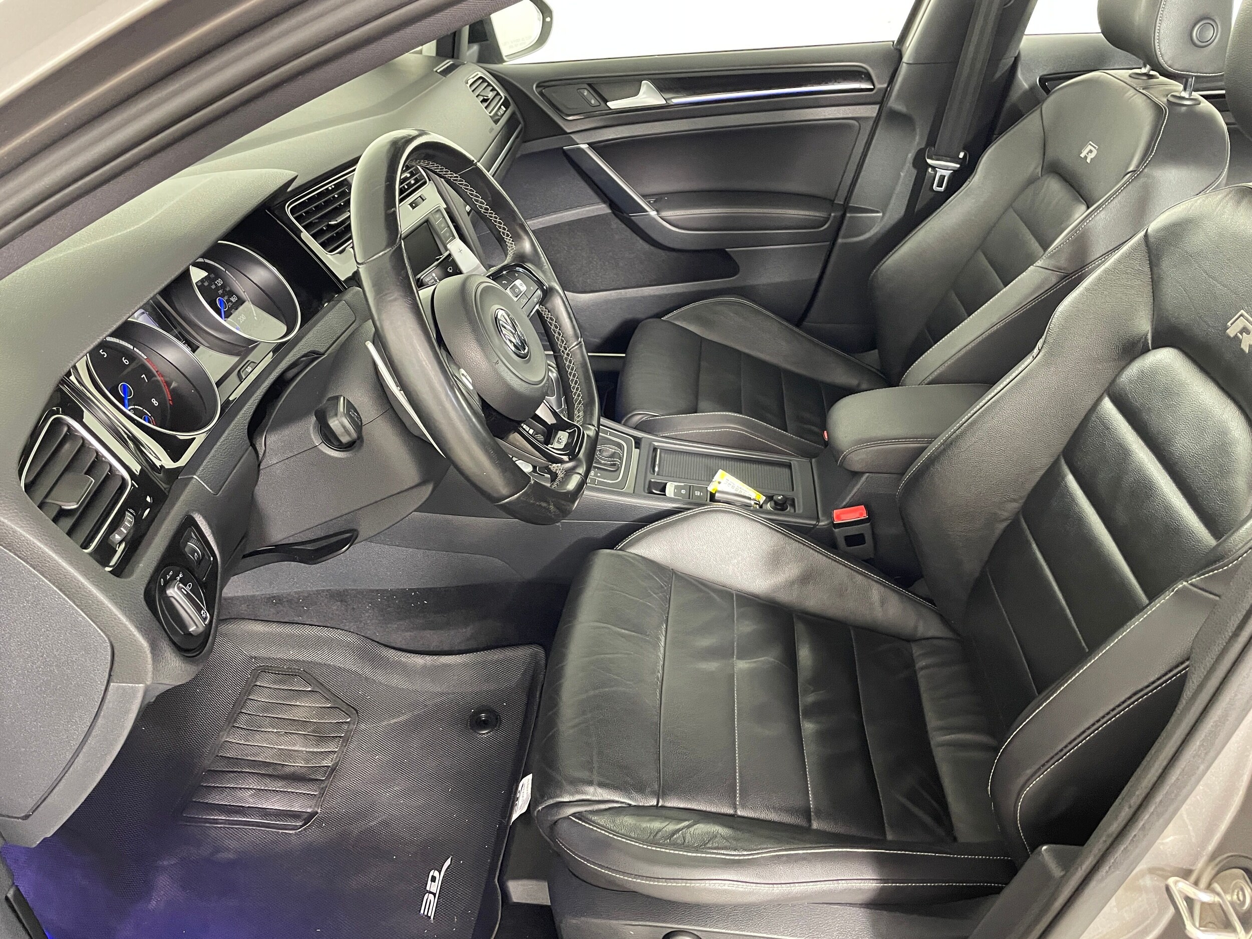 2016 Volkswagen Golf R photo 2