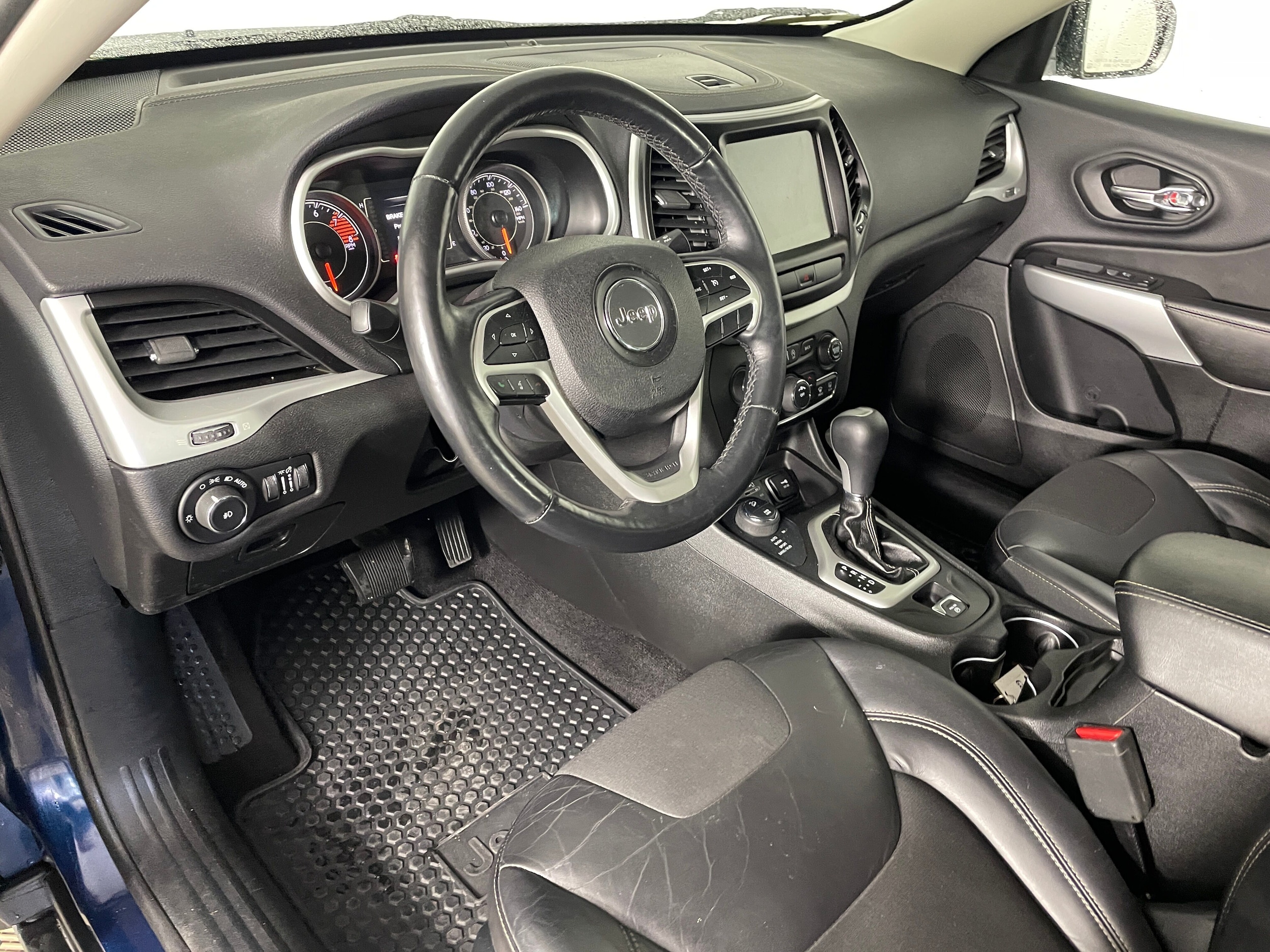 2018 Jeep Cherokee Latitude Plus 4x4 photo 2