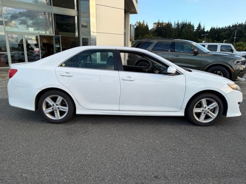 Used 2014 Toyota Camry SE Sedan