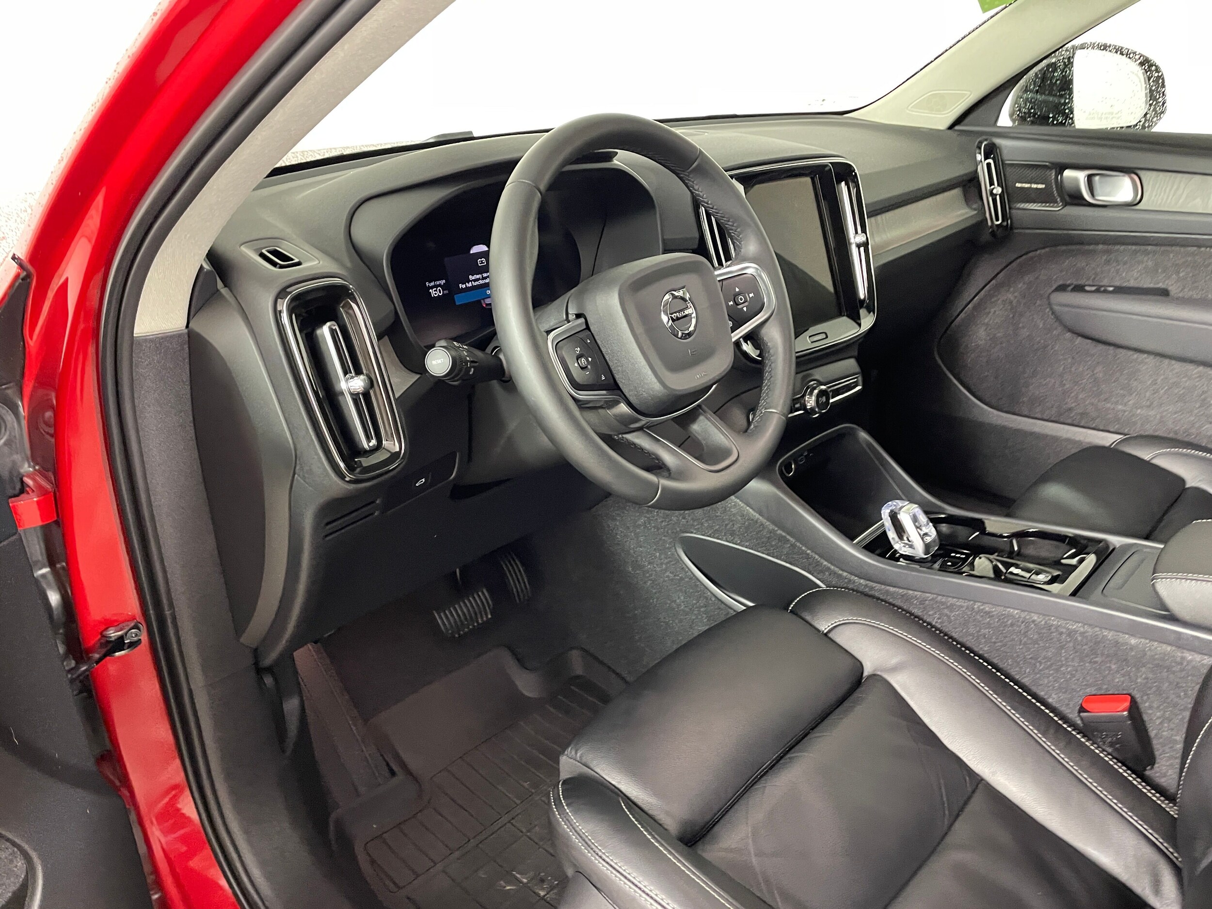 2024 Volvo XC40 Plus photo 2