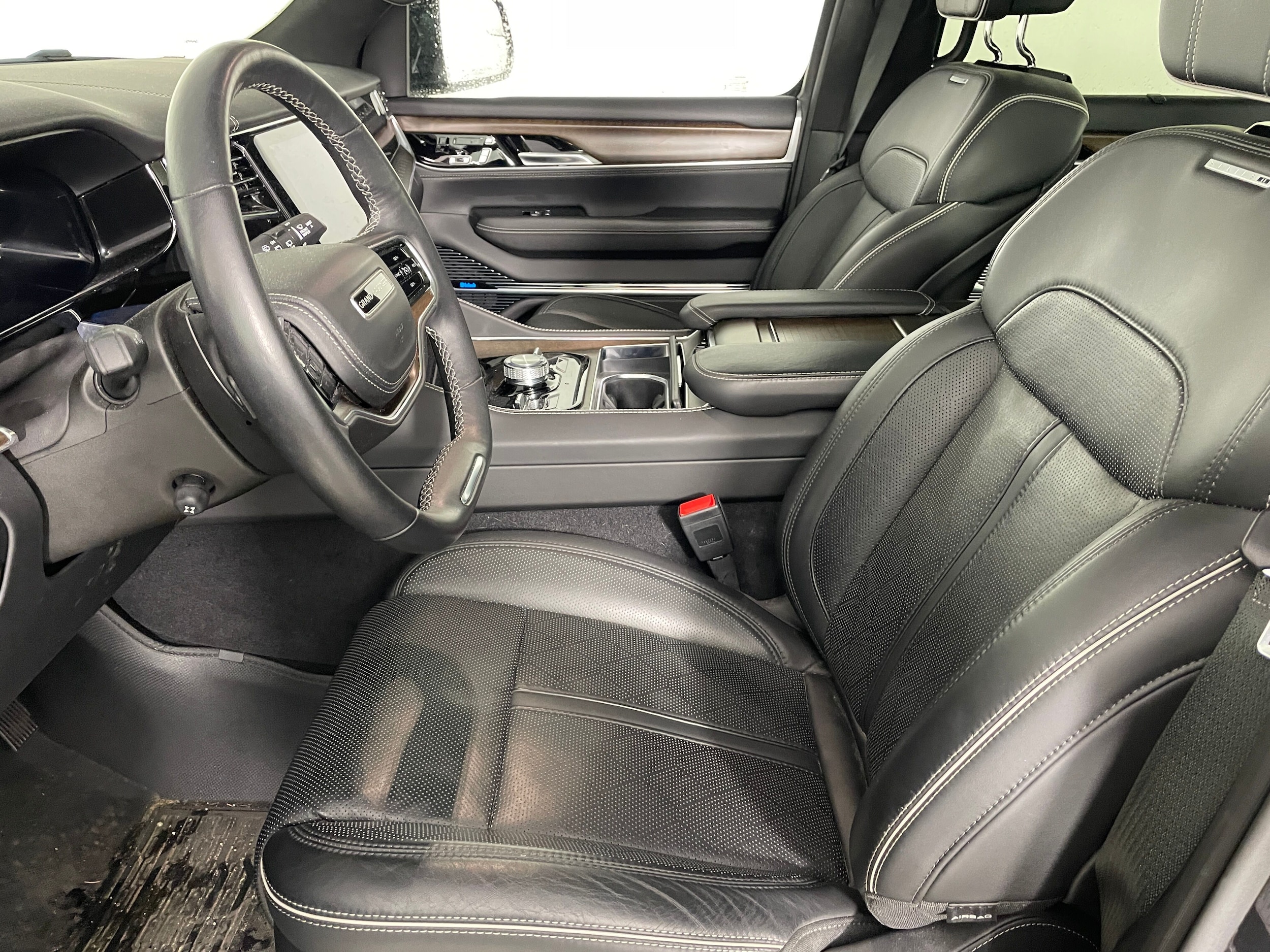 2023 Jeep Grand Wagoneer Series II photo 2