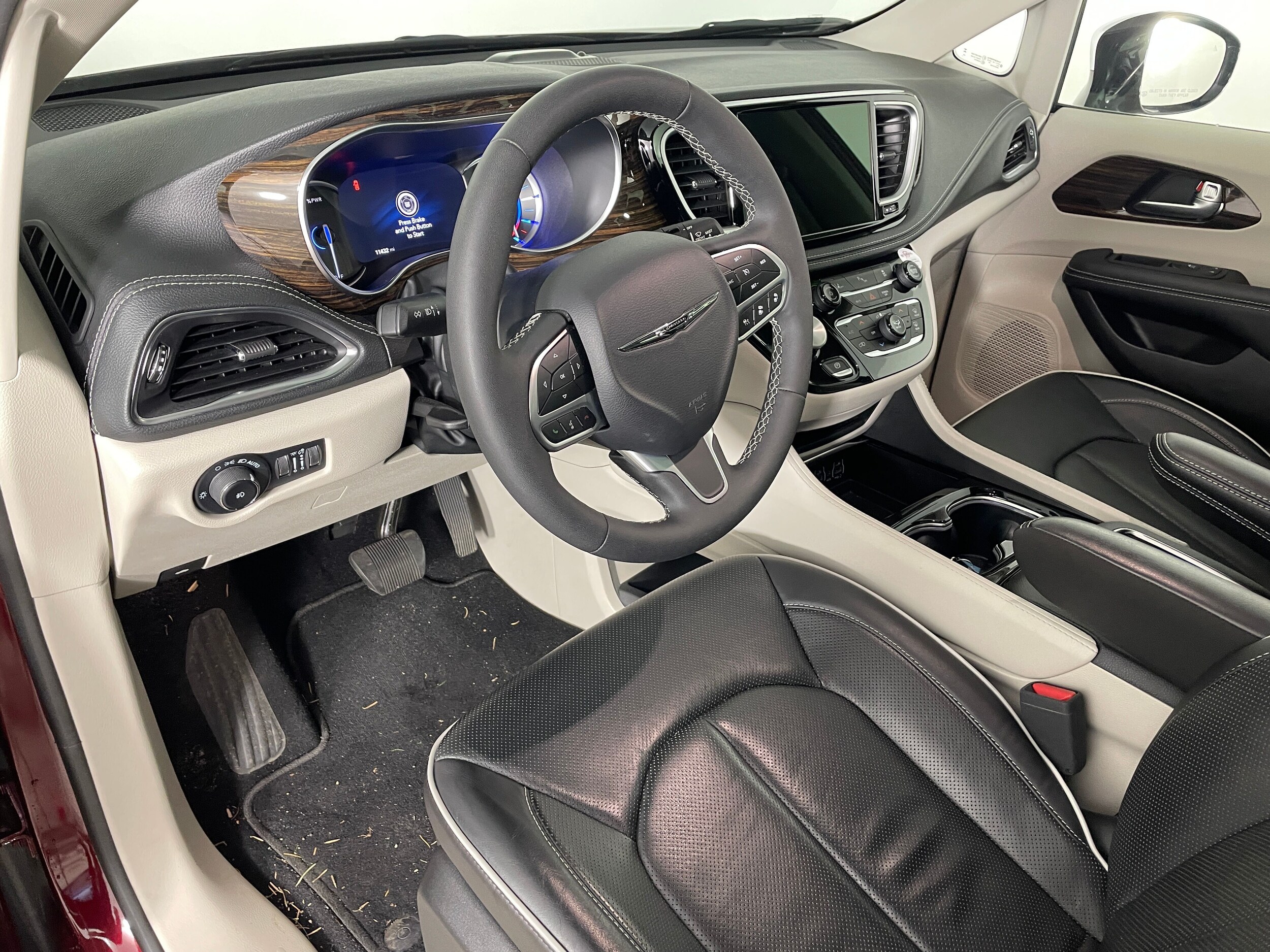 2023 Chrysler Pacifica Hybrid Limited photo 2