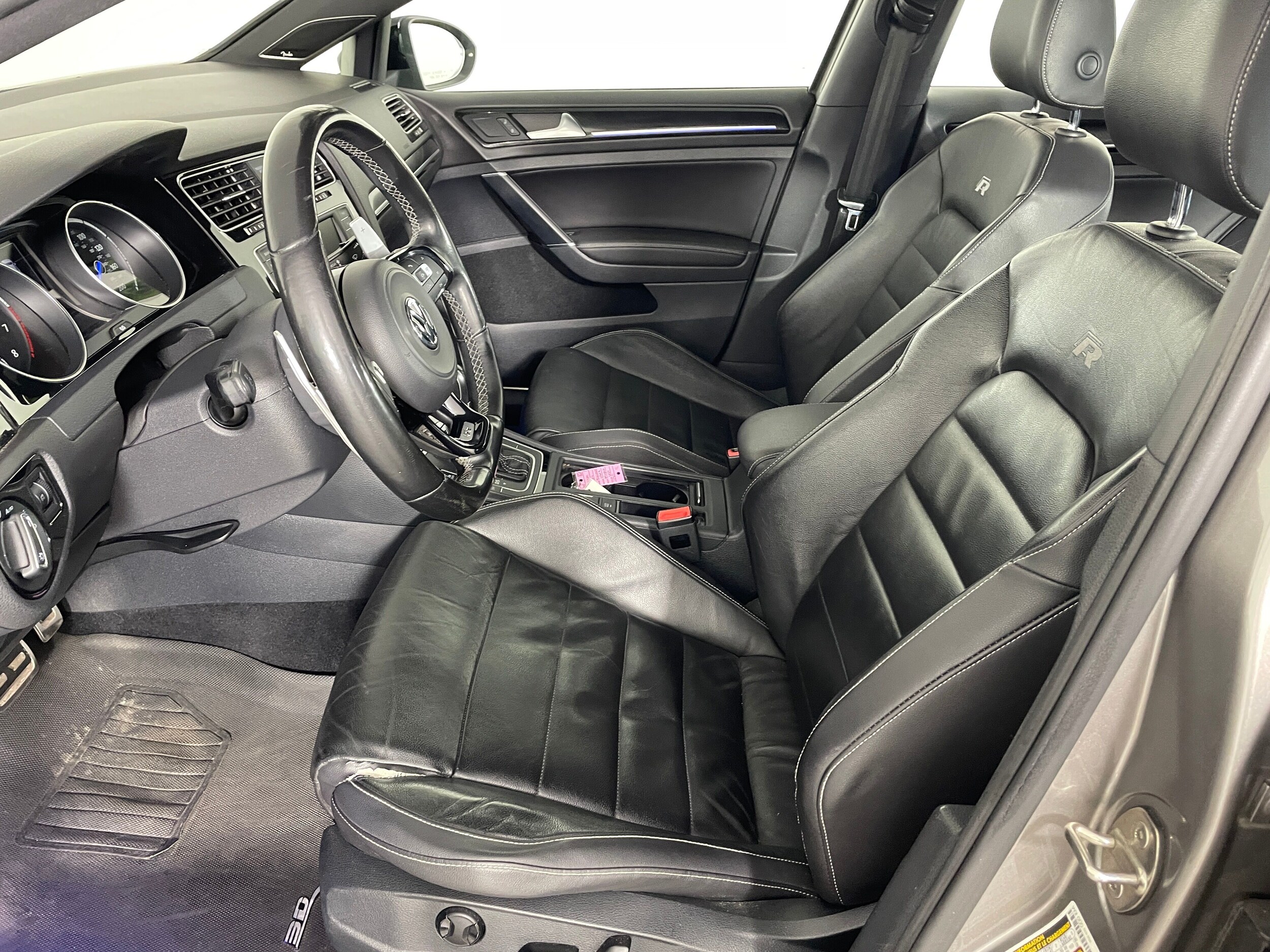 2016 Volkswagen Golf R photo 2