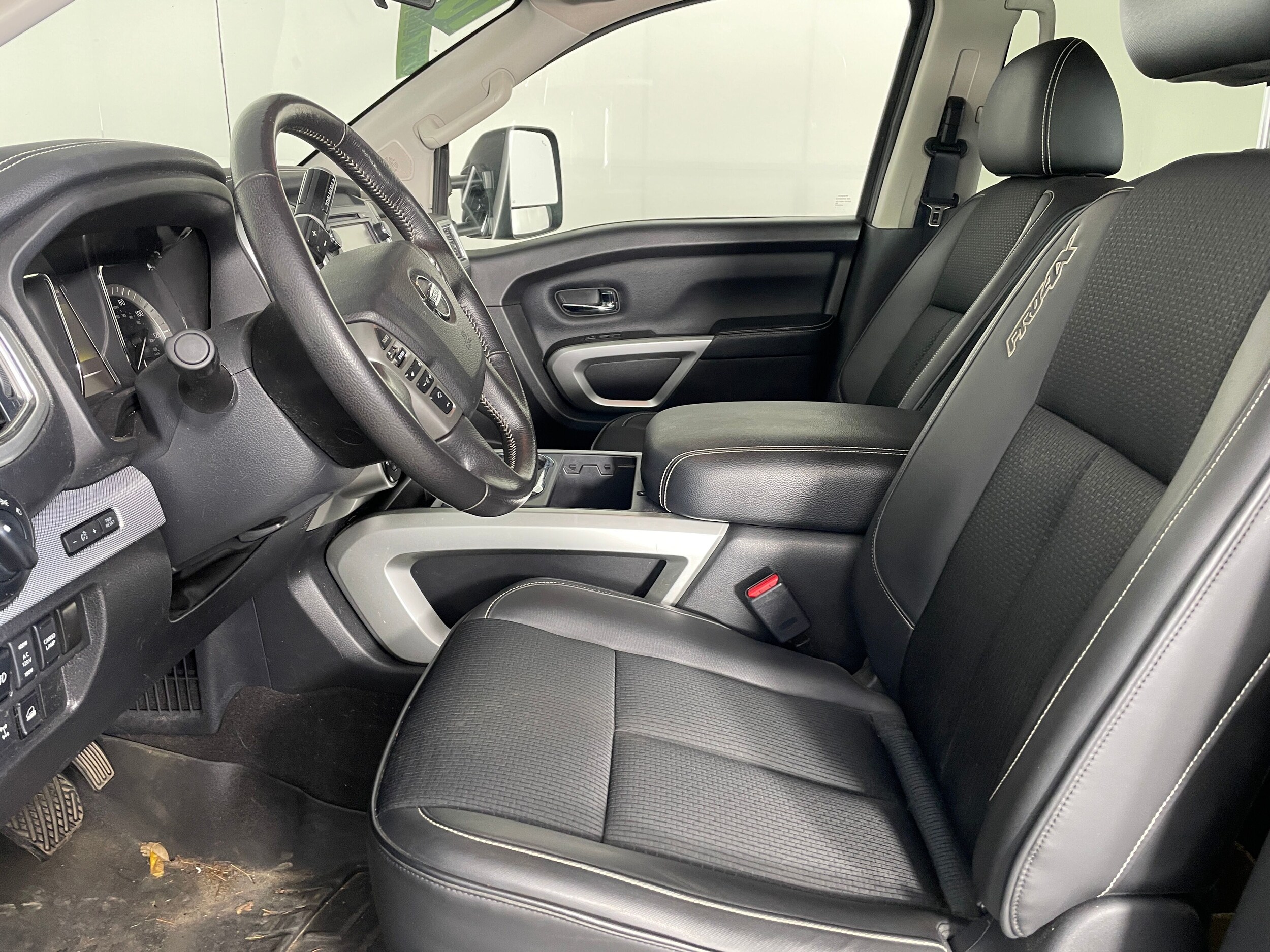 2018 Nissan Titan PRO-4X photo 2