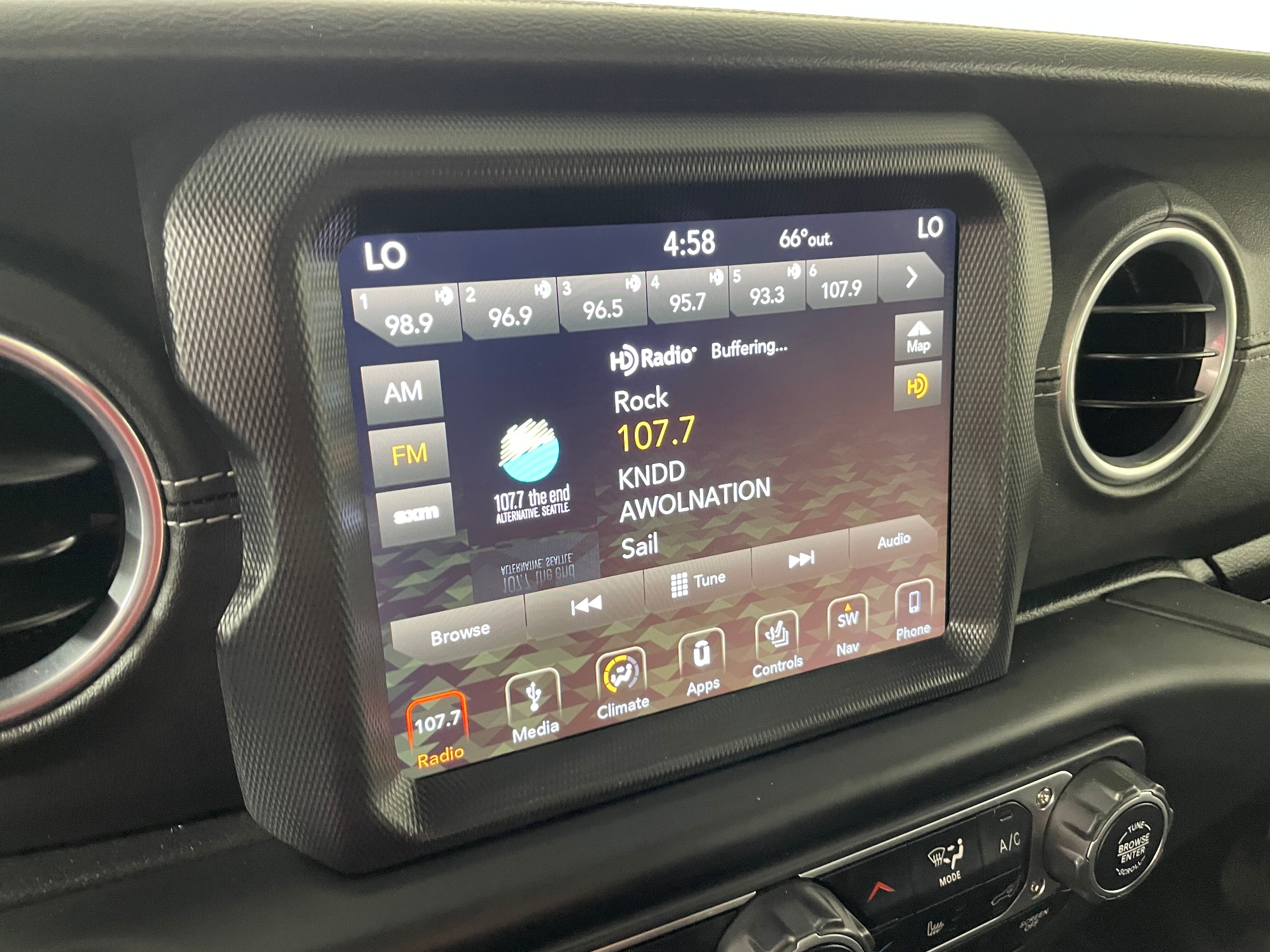 2018 Jeep Wrangler Unlimited Sahara 4x4 photo 6