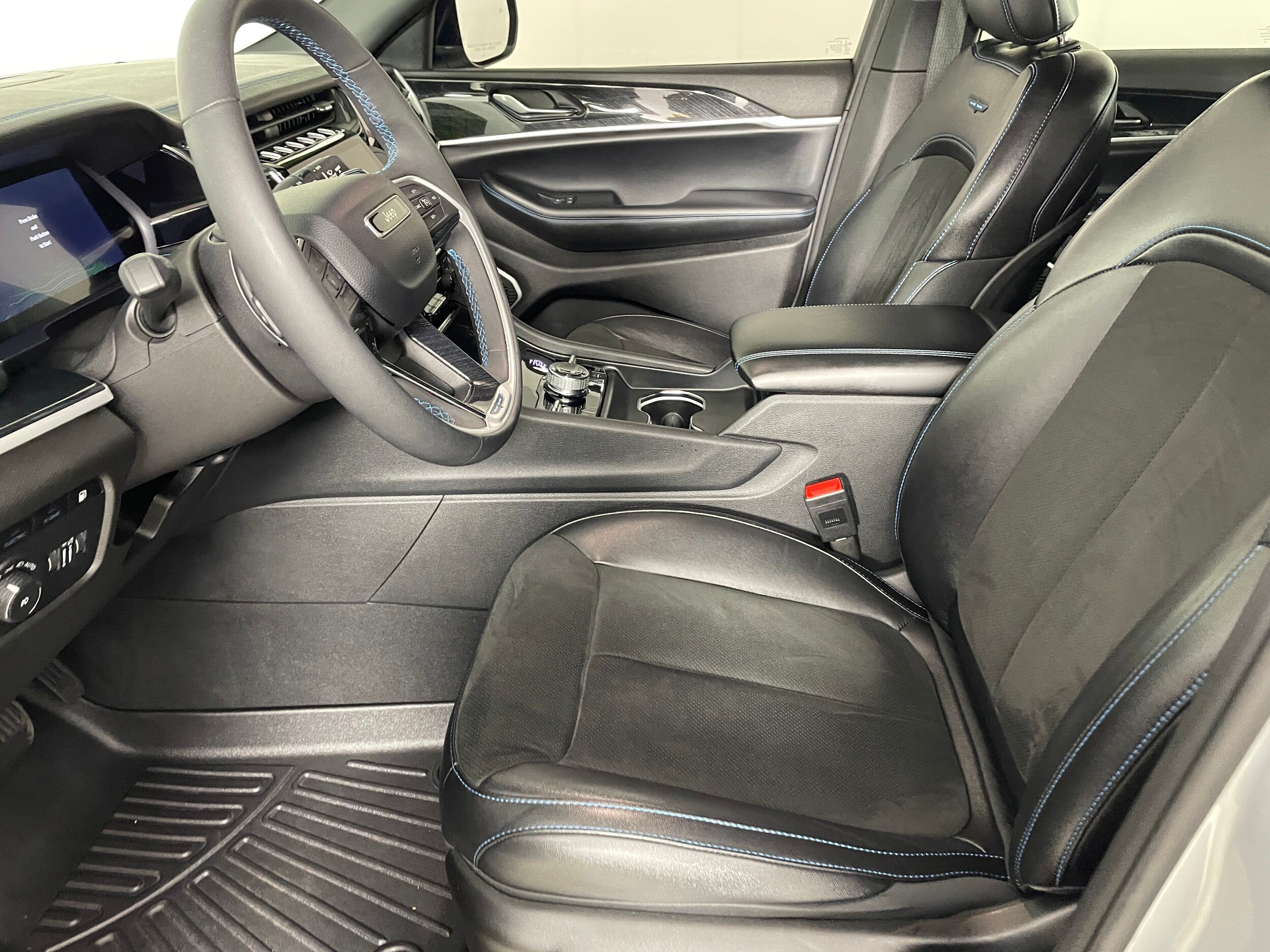 2024 Jeep Cherokee Trailhawk photo 2