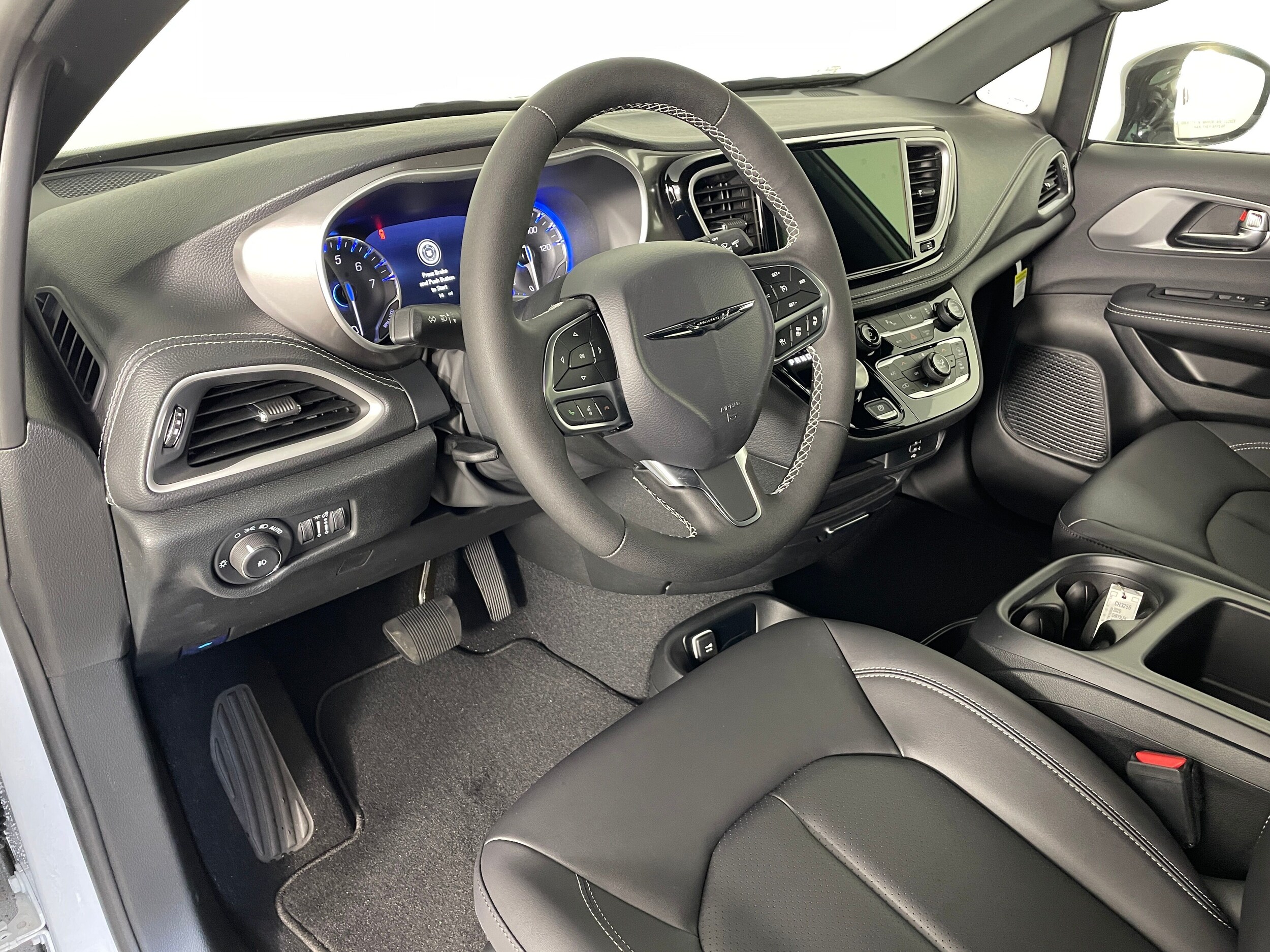 2026 Chrysler Pacifica photo 2