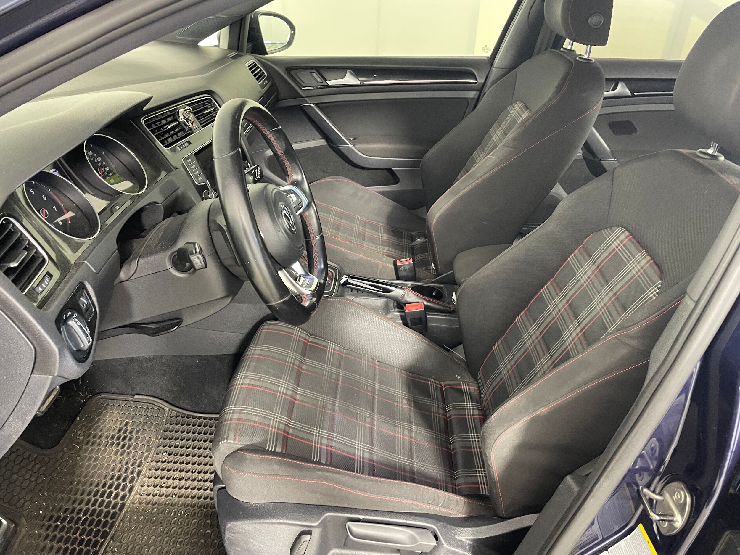 2015 Volkswagen Golf GTI 2.0T photo 2