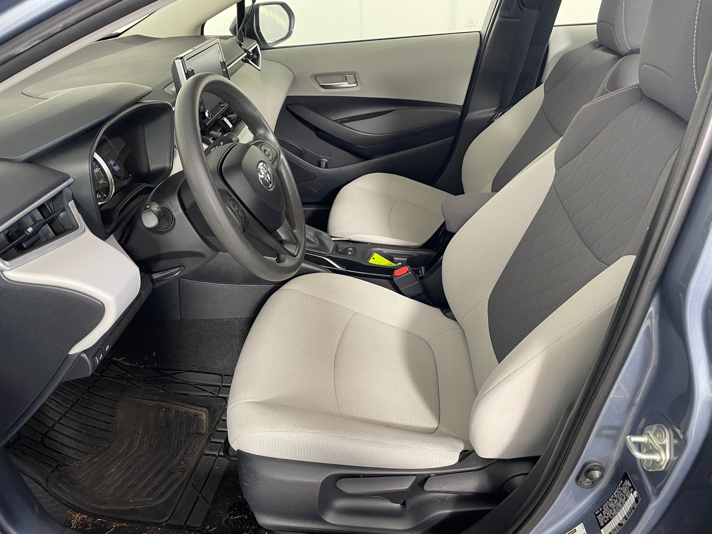 2020 Toyota Corolla LE photo 2