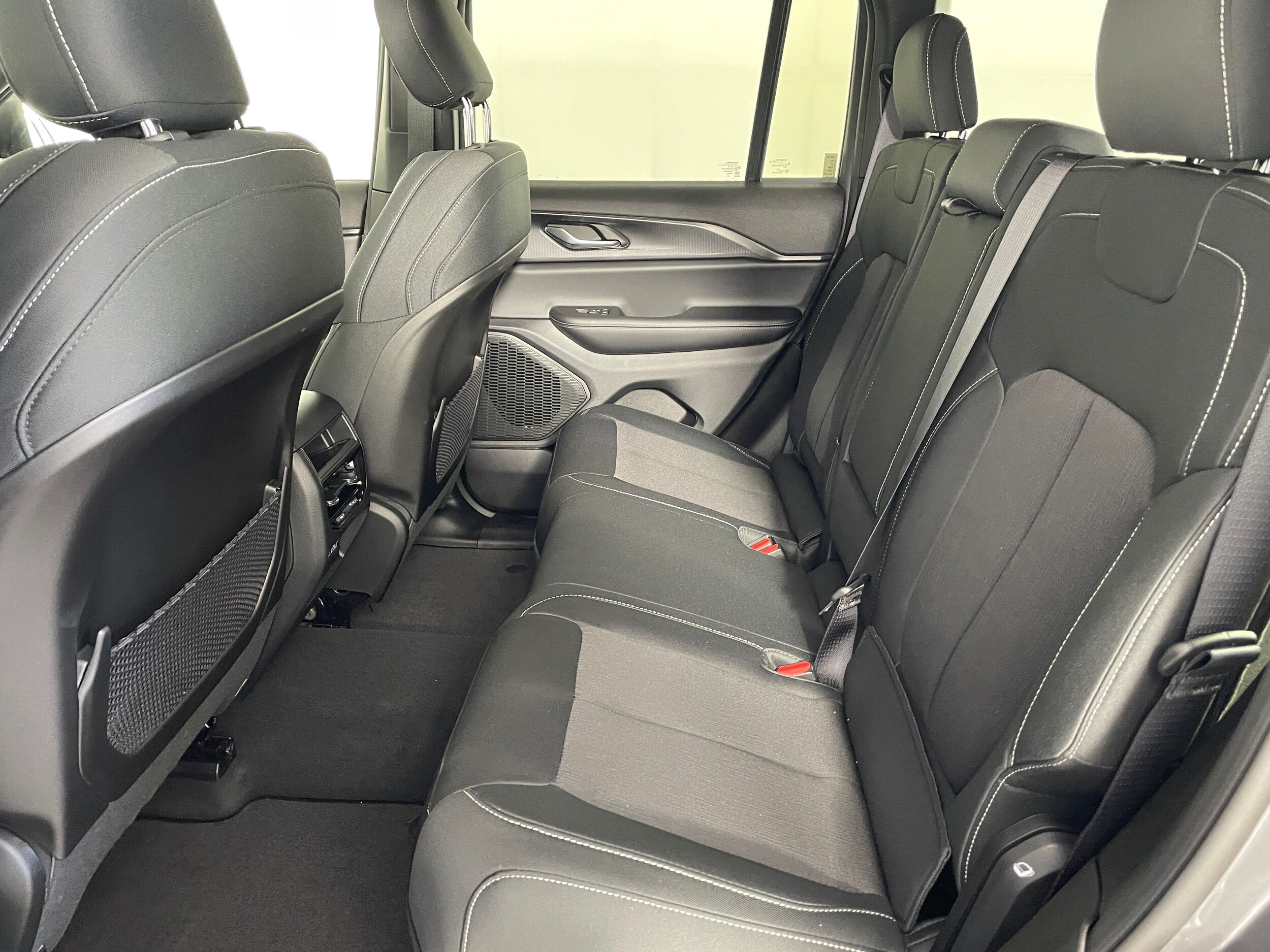 2025 Jeep Grand Cherokee Laredo photo 4