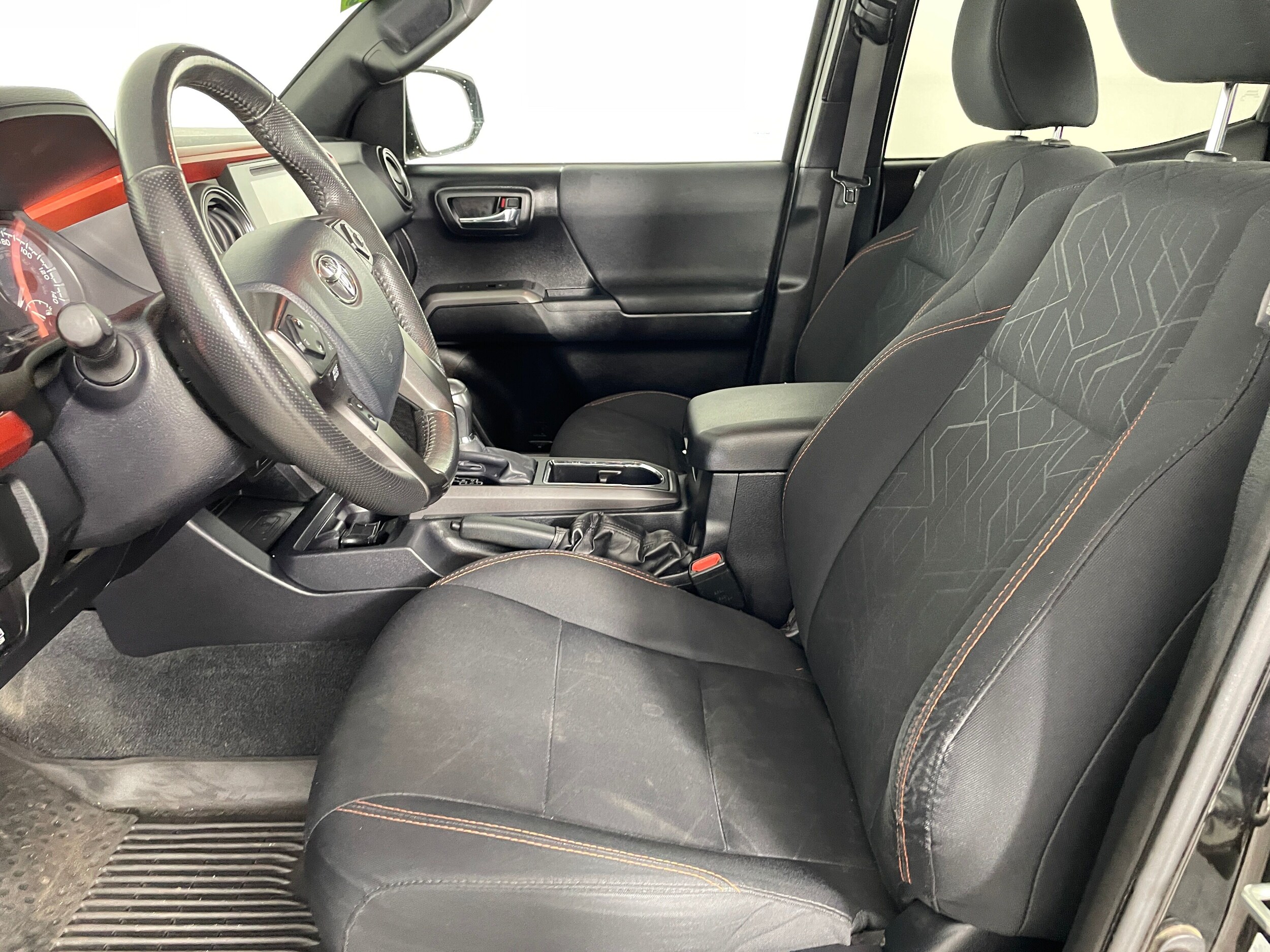 2017 Toyota Tacoma TRD Sport V6 photo 2