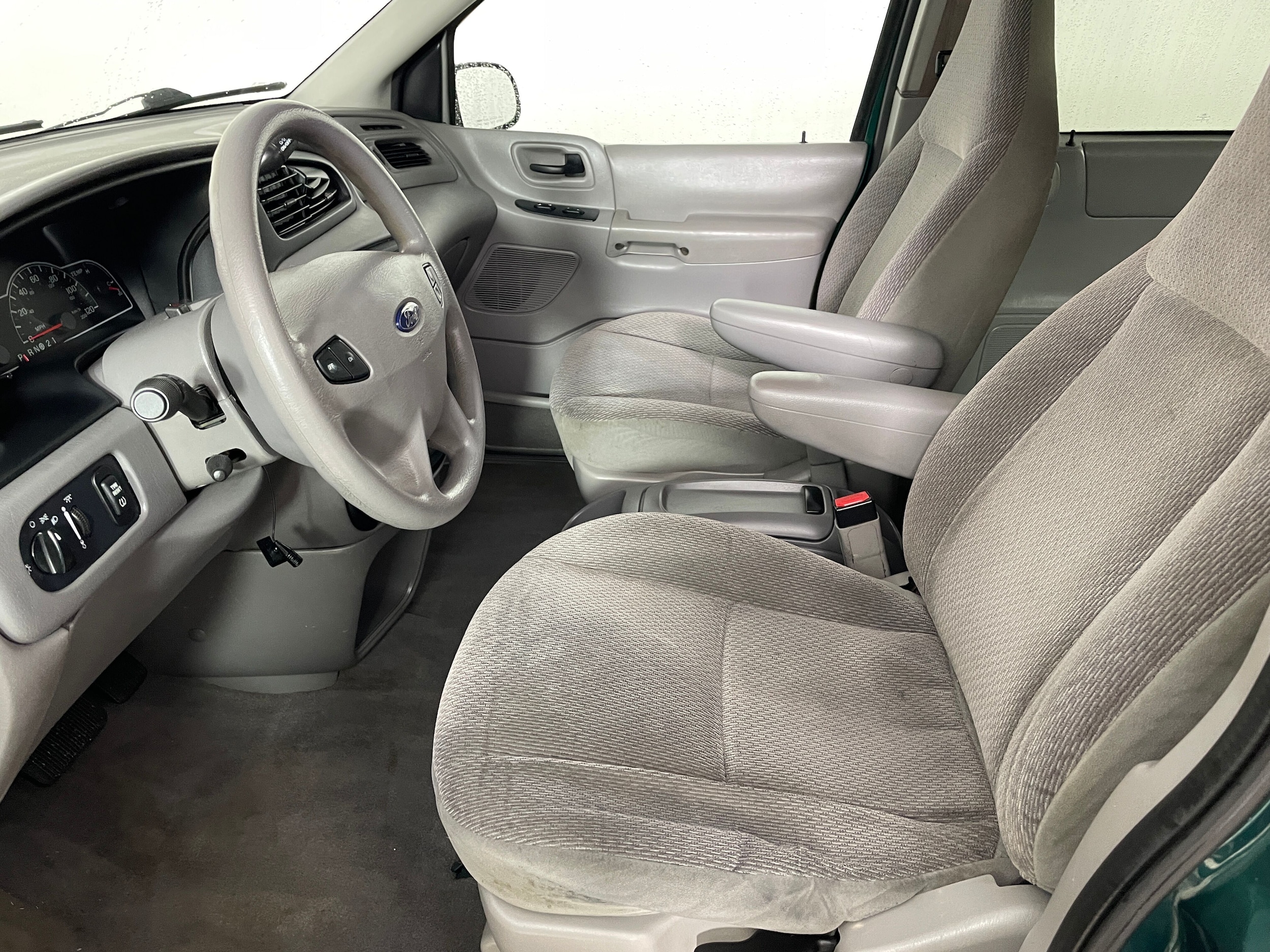 2002 Ford Windstar photo 2