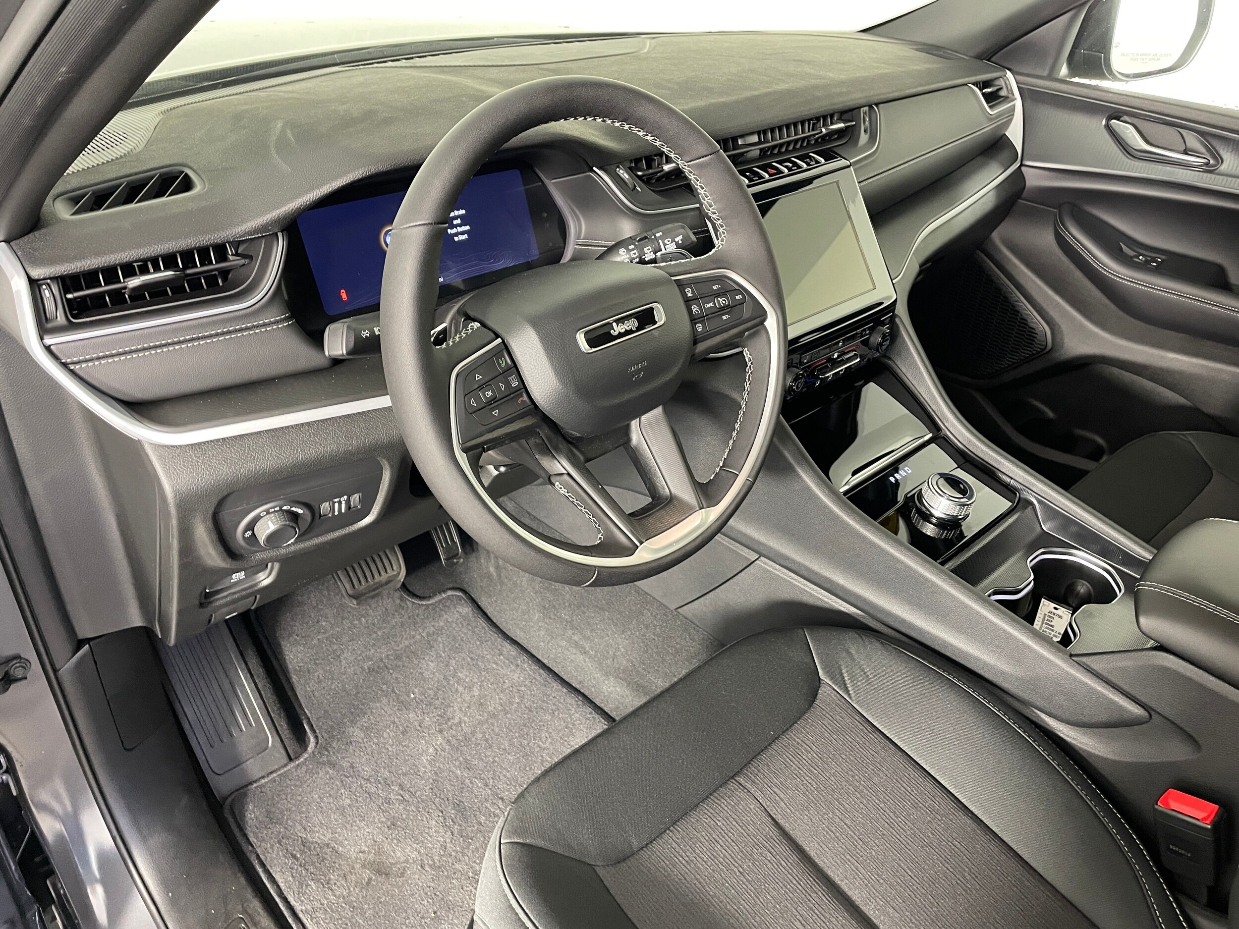 2025 Jeep Grand Cherokee Laredo photo 2