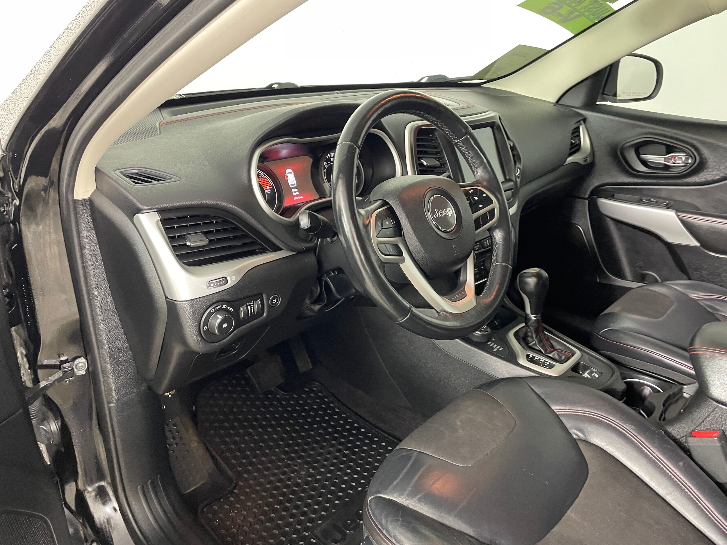 2017 Jeep Cherokee Trailhawk 4x4 photo 2