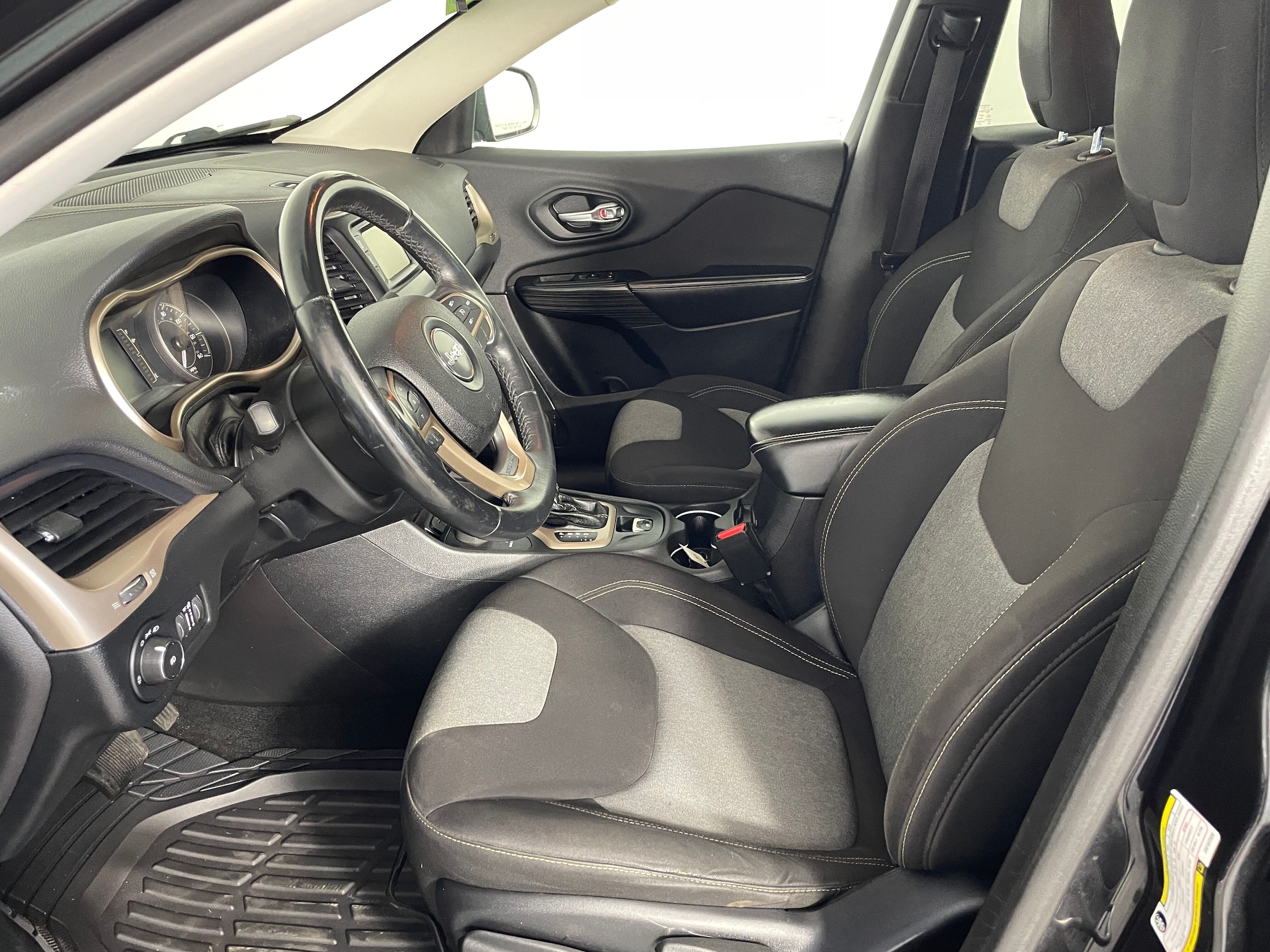 Used 2014 Jeep Cherokee Latitude with VIN 1C4PJMCB5EW107338 for sale in Bremerton, WA