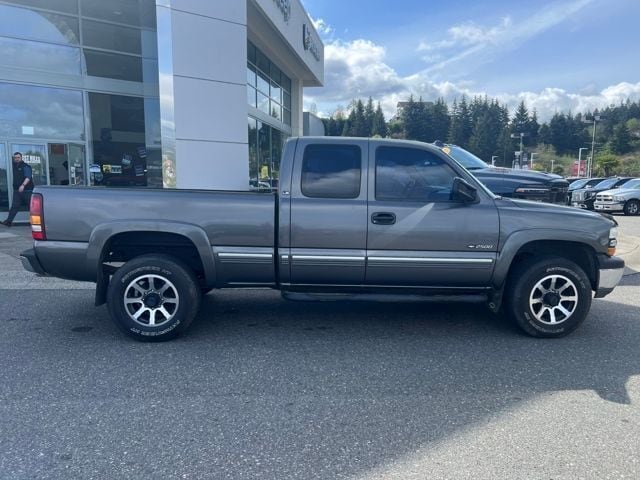 2000 Chevrolet Silverado 2500 LT photo 2