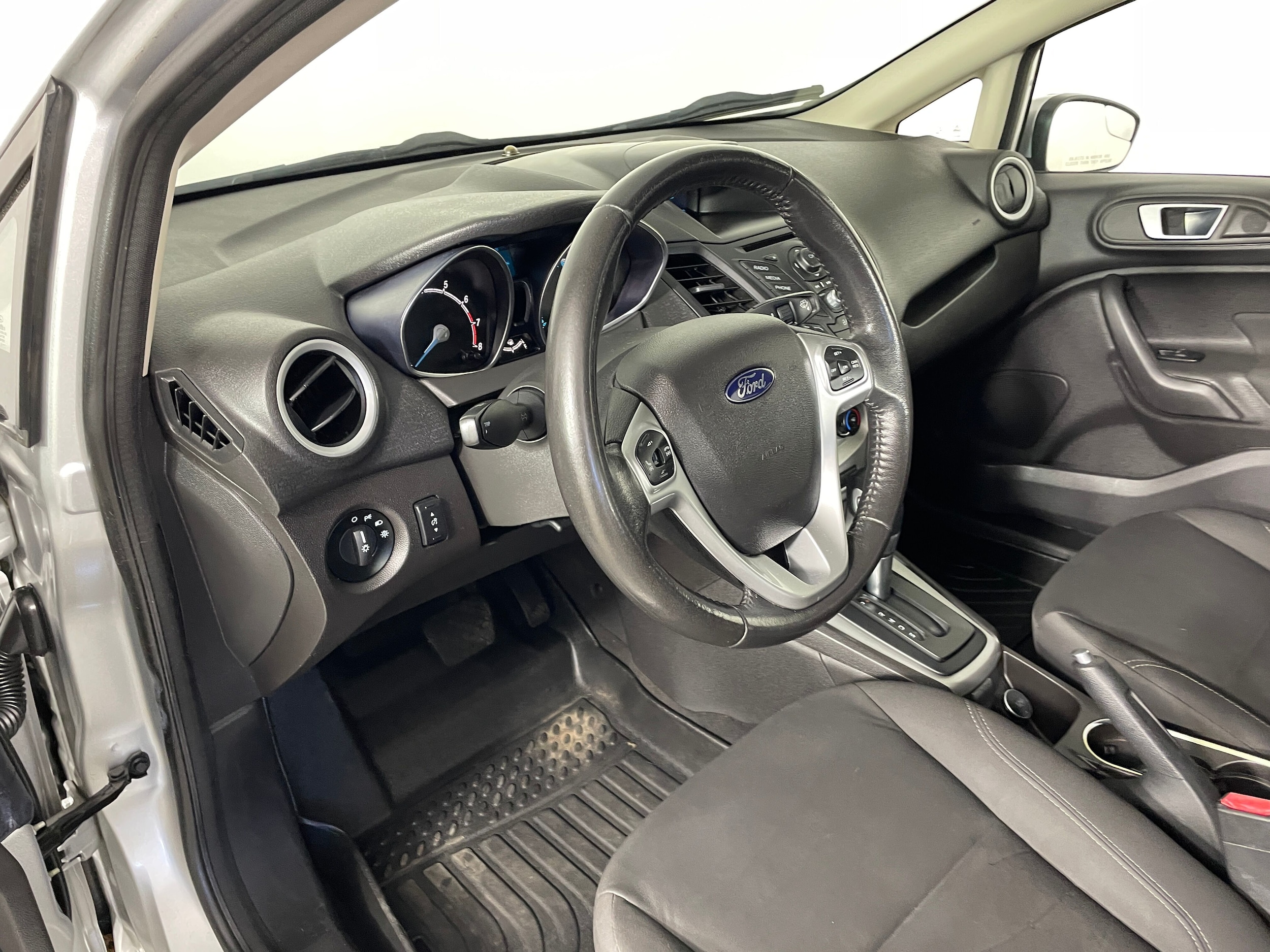 2014 Ford Fiesta SE photo 2