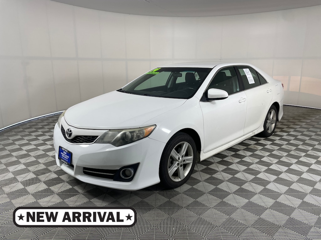 Used 2014 Toyota Camry SE Sedan