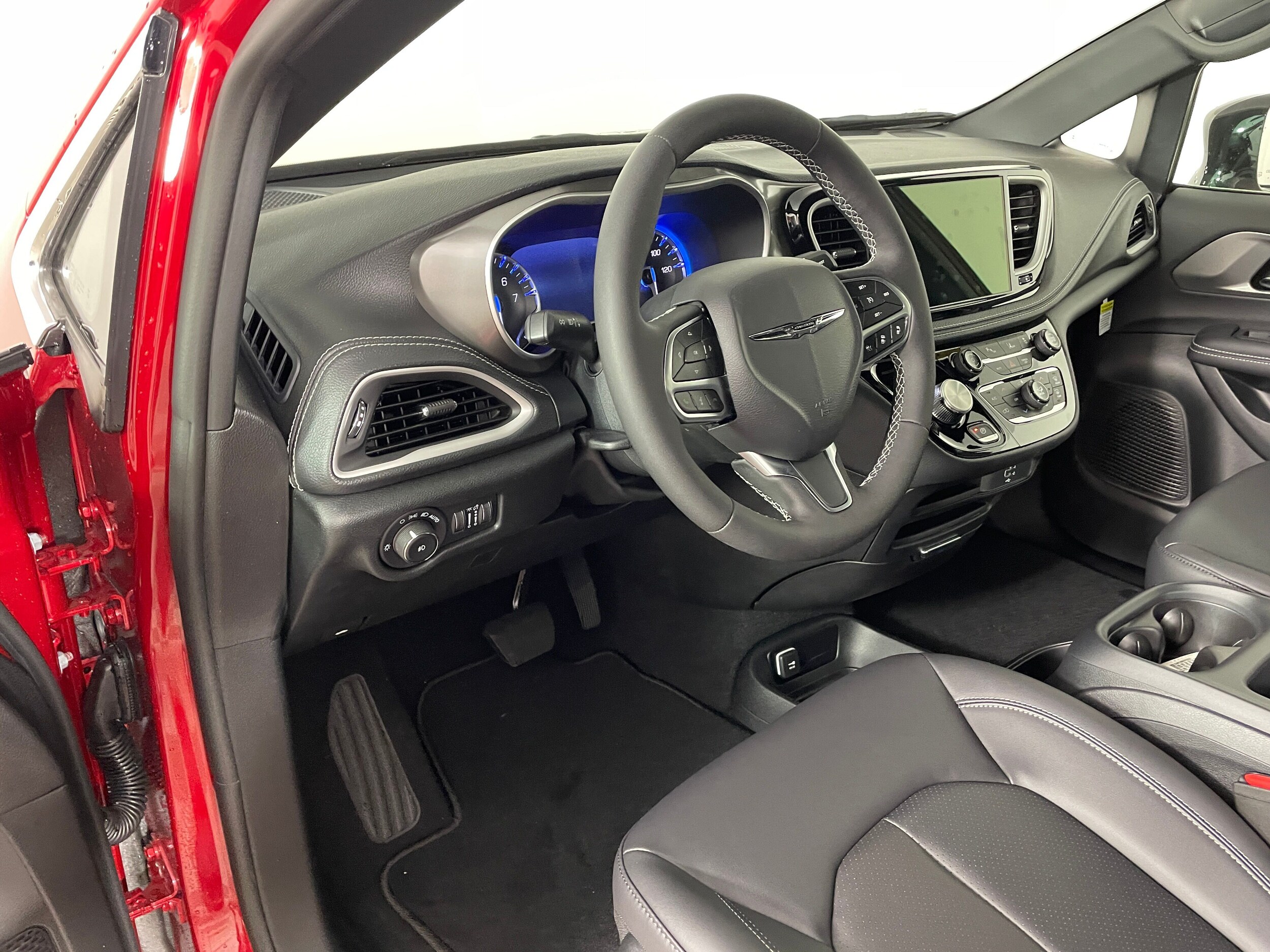 2026 Chrysler Pacifica photo 2