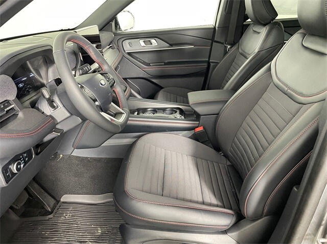 2025 Ford Explorer ST-Line photo 2