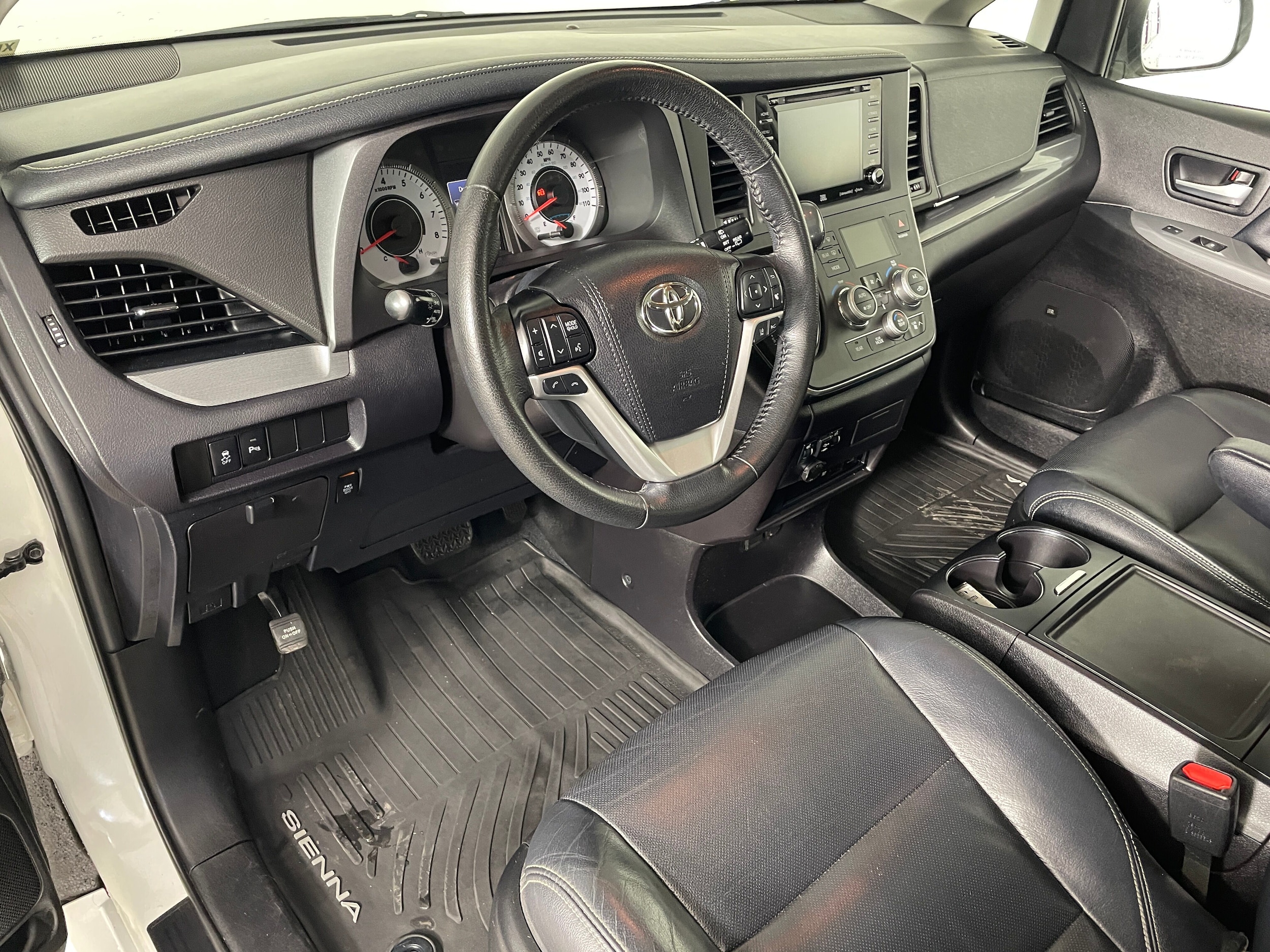 2019 Toyota Sienna SE Premium 8 Passenger photo 2