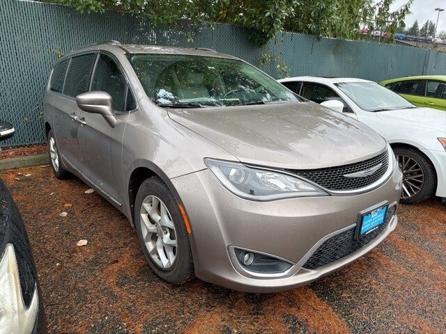 2017 Chrysler Pacifica Touring Plus photo 3