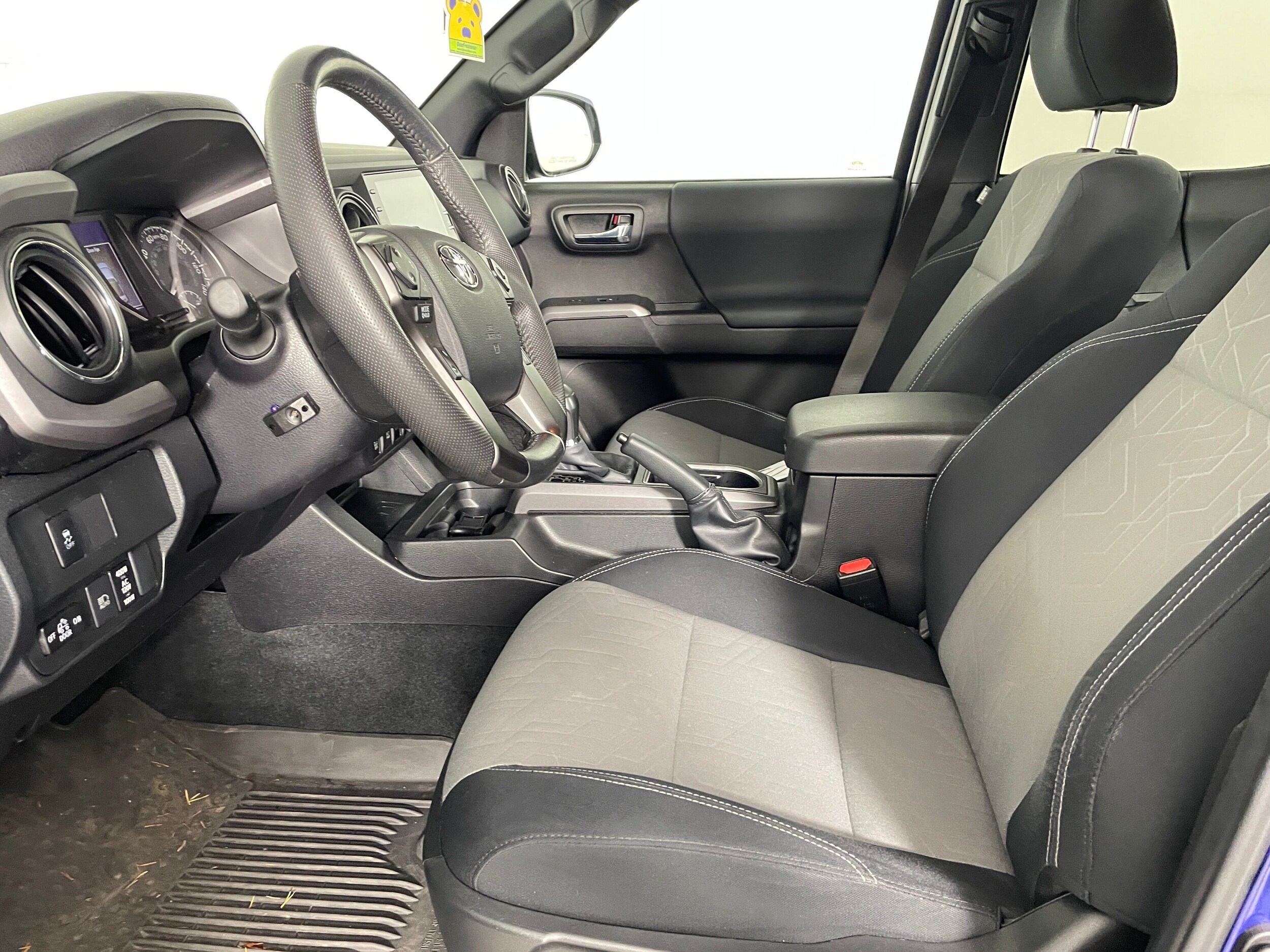 2023 Toyota Tacoma TRD Sport V6 photo 2