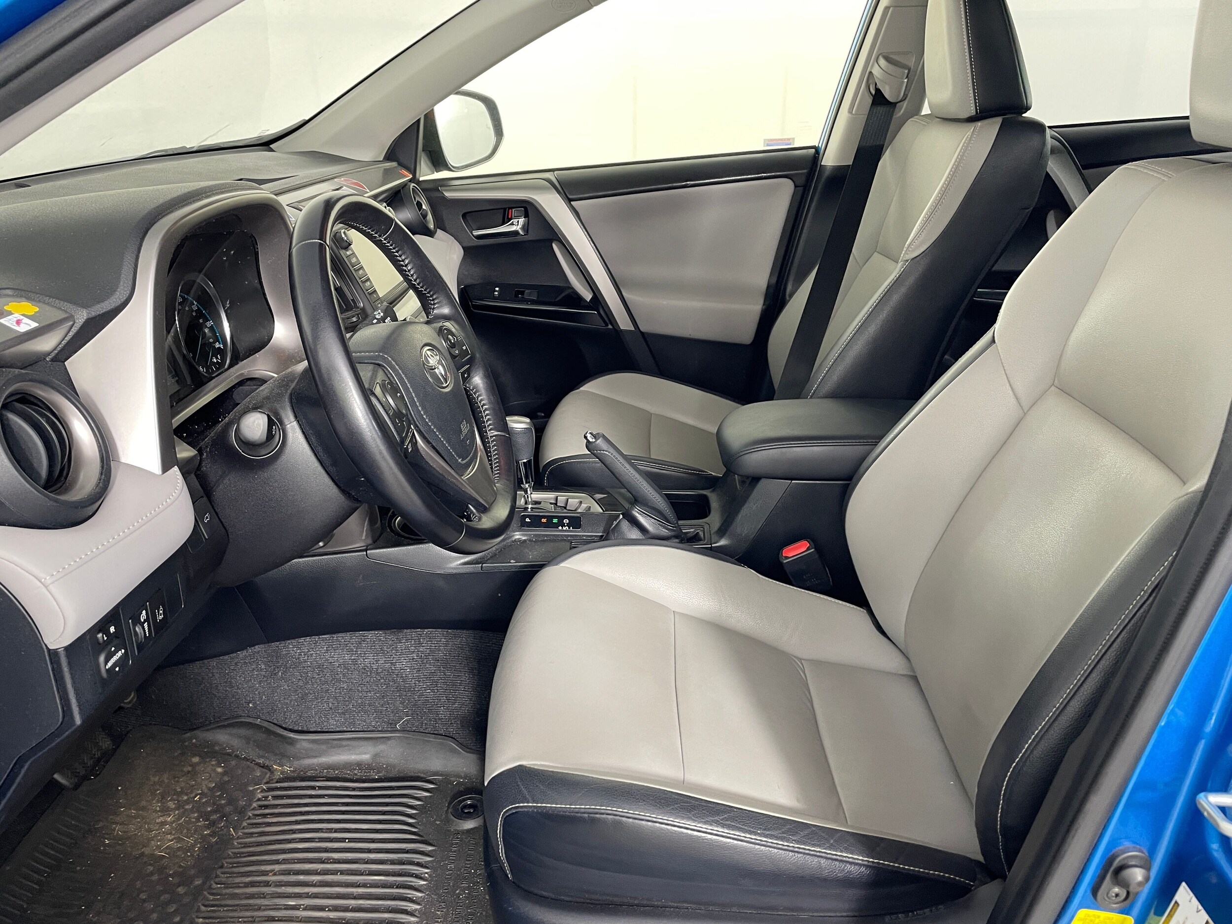 2016 Toyota RAV4 Hybrid Limited photo 2