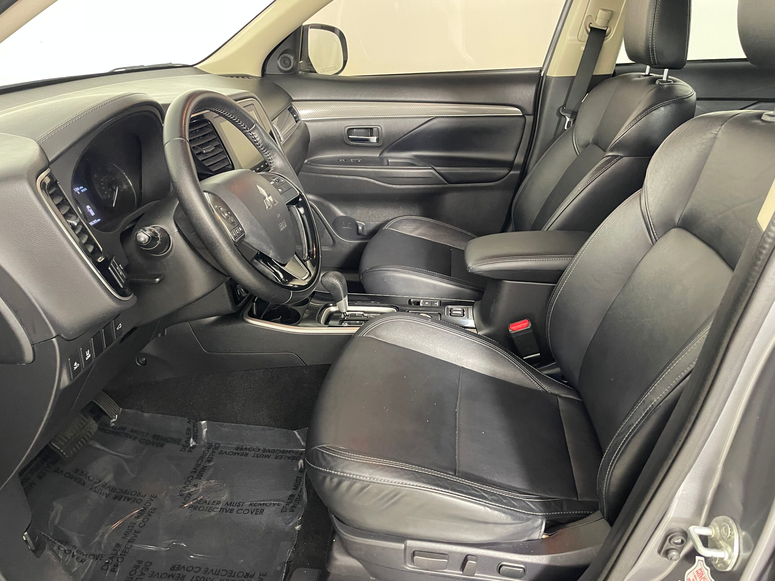 2020 Mitsubishi Outlander SE photo 2