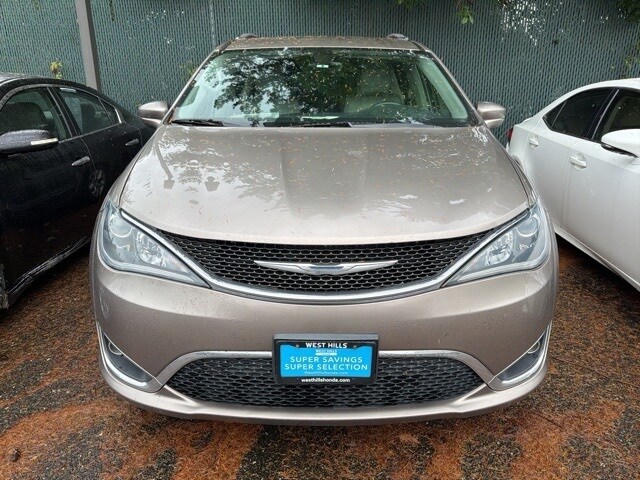 2017 Chrysler Pacifica Touring Plus photo 2