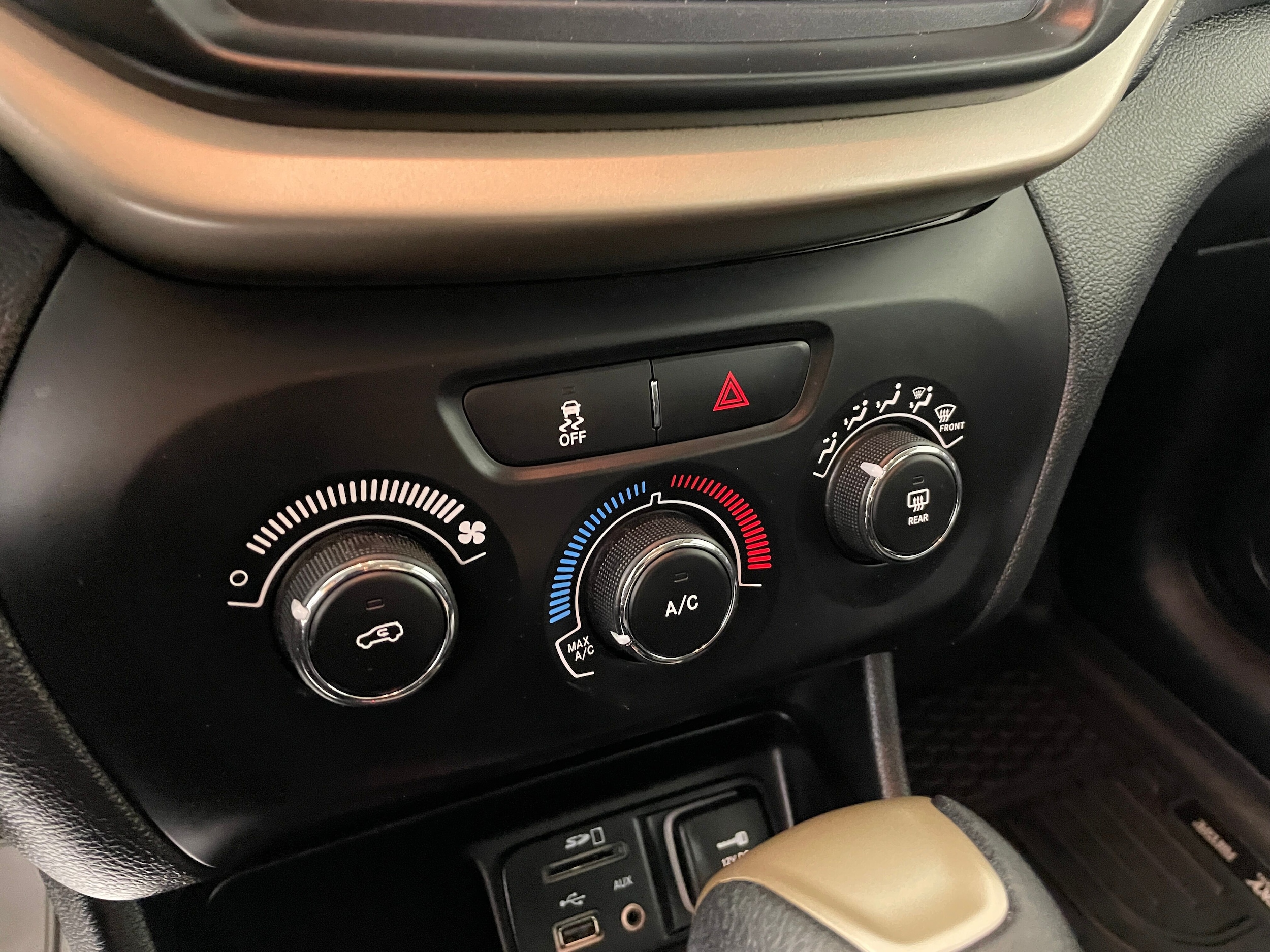 2015 Jeep Cherokee Sport FWD photo 3