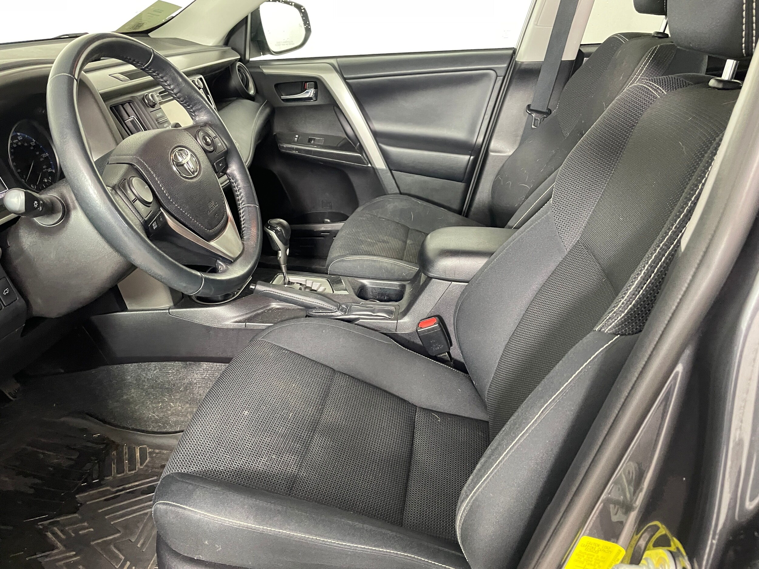 2018 Toyota RAV4 Adventure photo 2