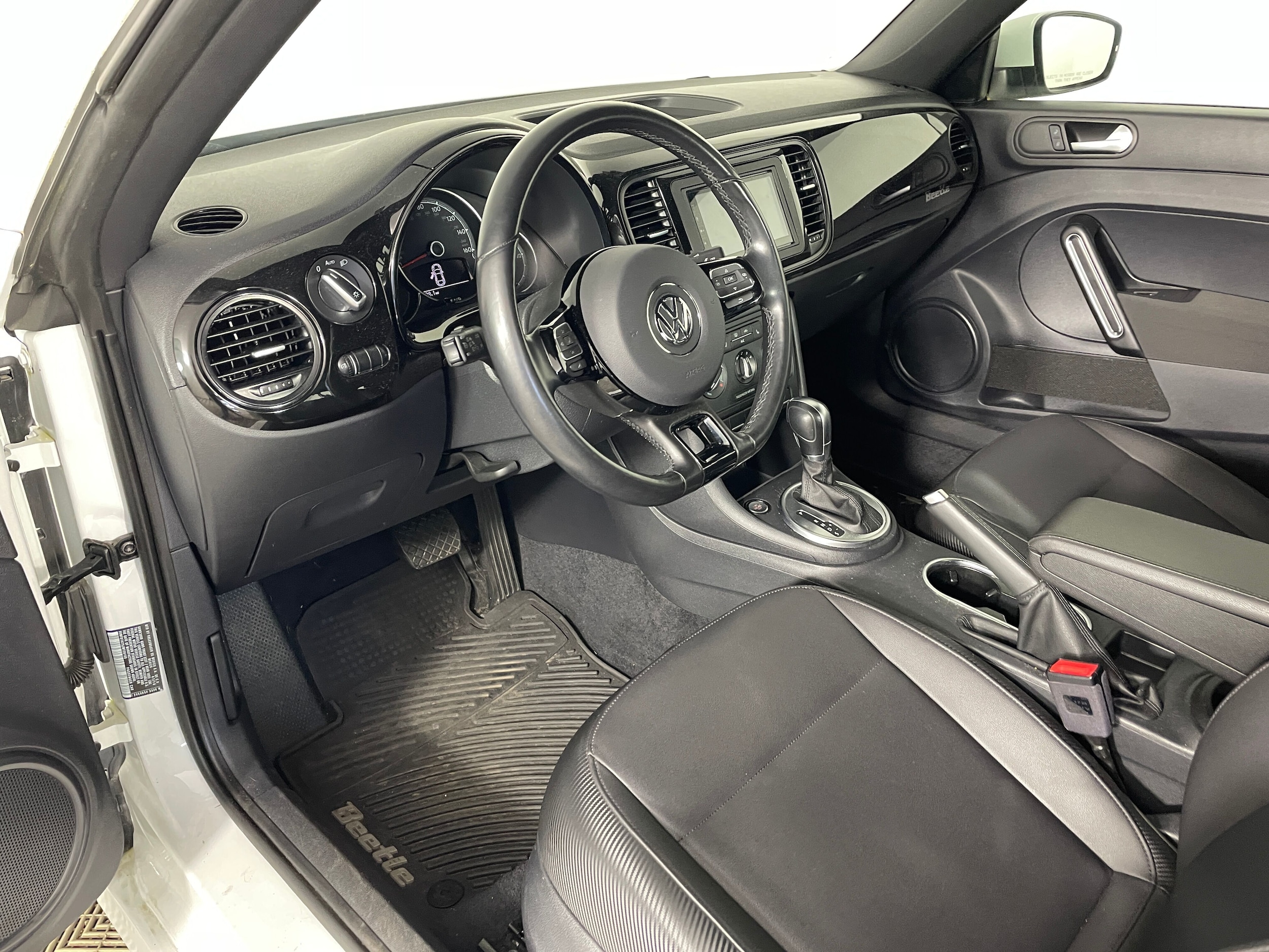 2018 Volkswagen Beetle 2.0T S photo 2