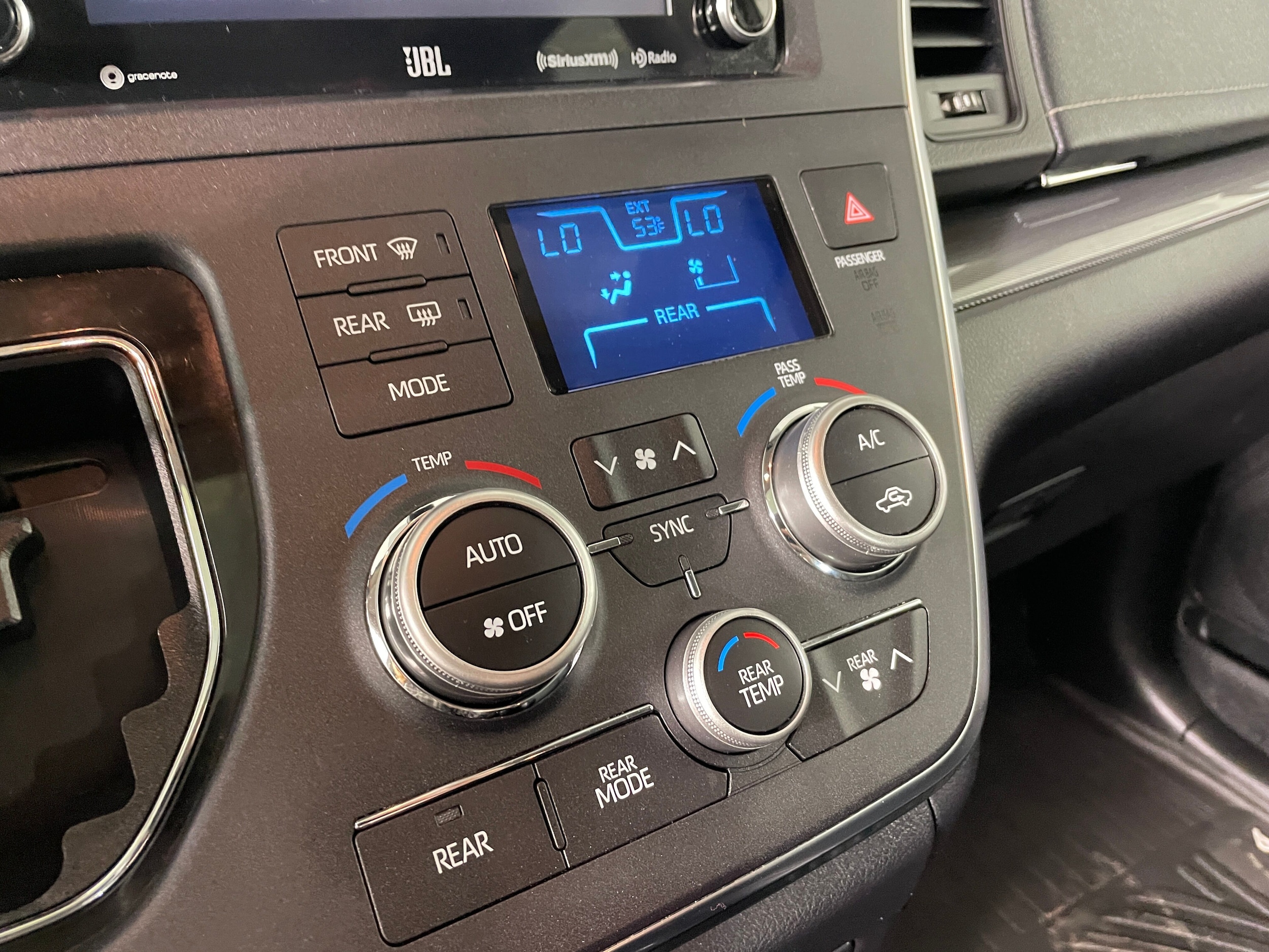 2019 Toyota Sienna SE Premium 8 Passenger photo 3