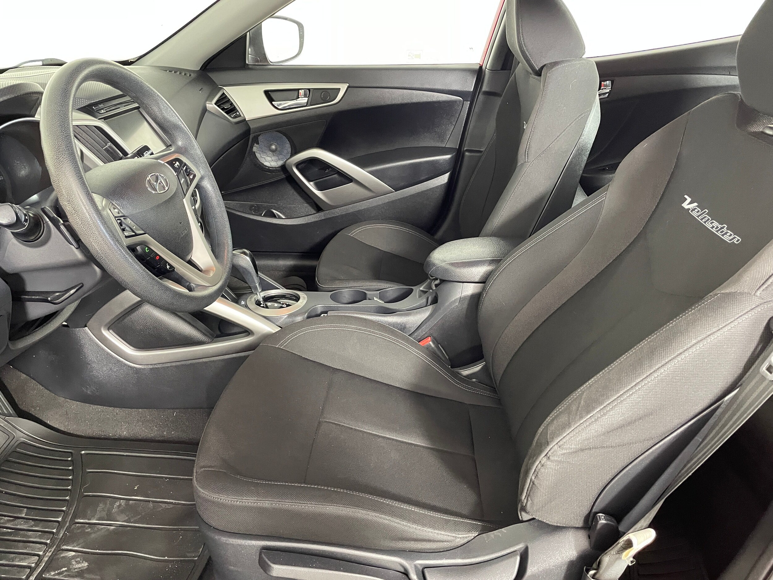 2016 Hyundai Veloster Base photo 2