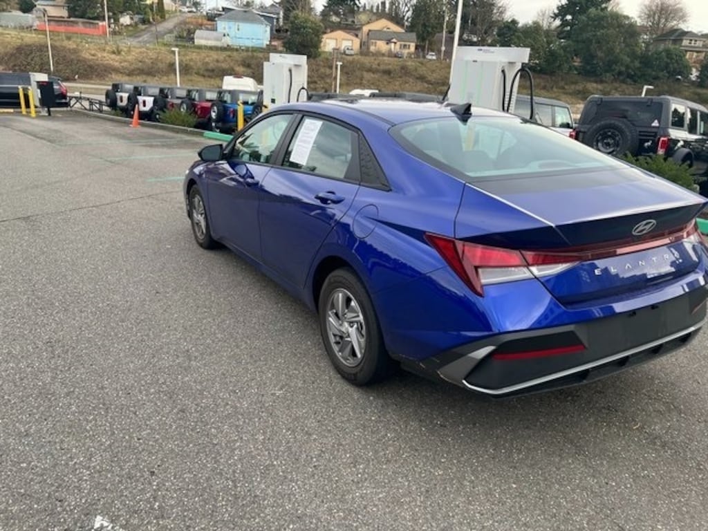 Used 2025 Hyundai Elantra SE Sedan