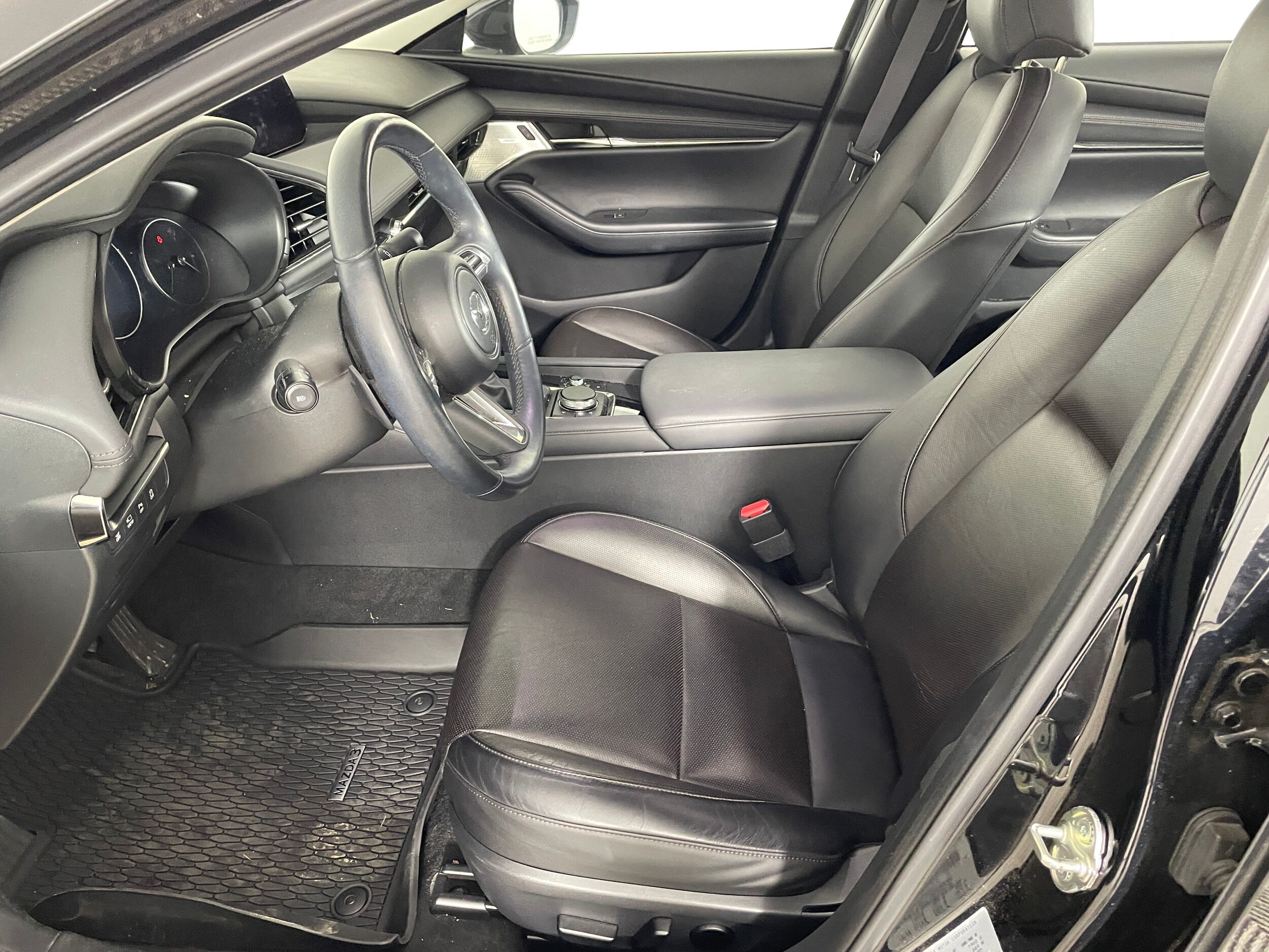 2021 Mazda Mazda3 Premium Plus photo 2