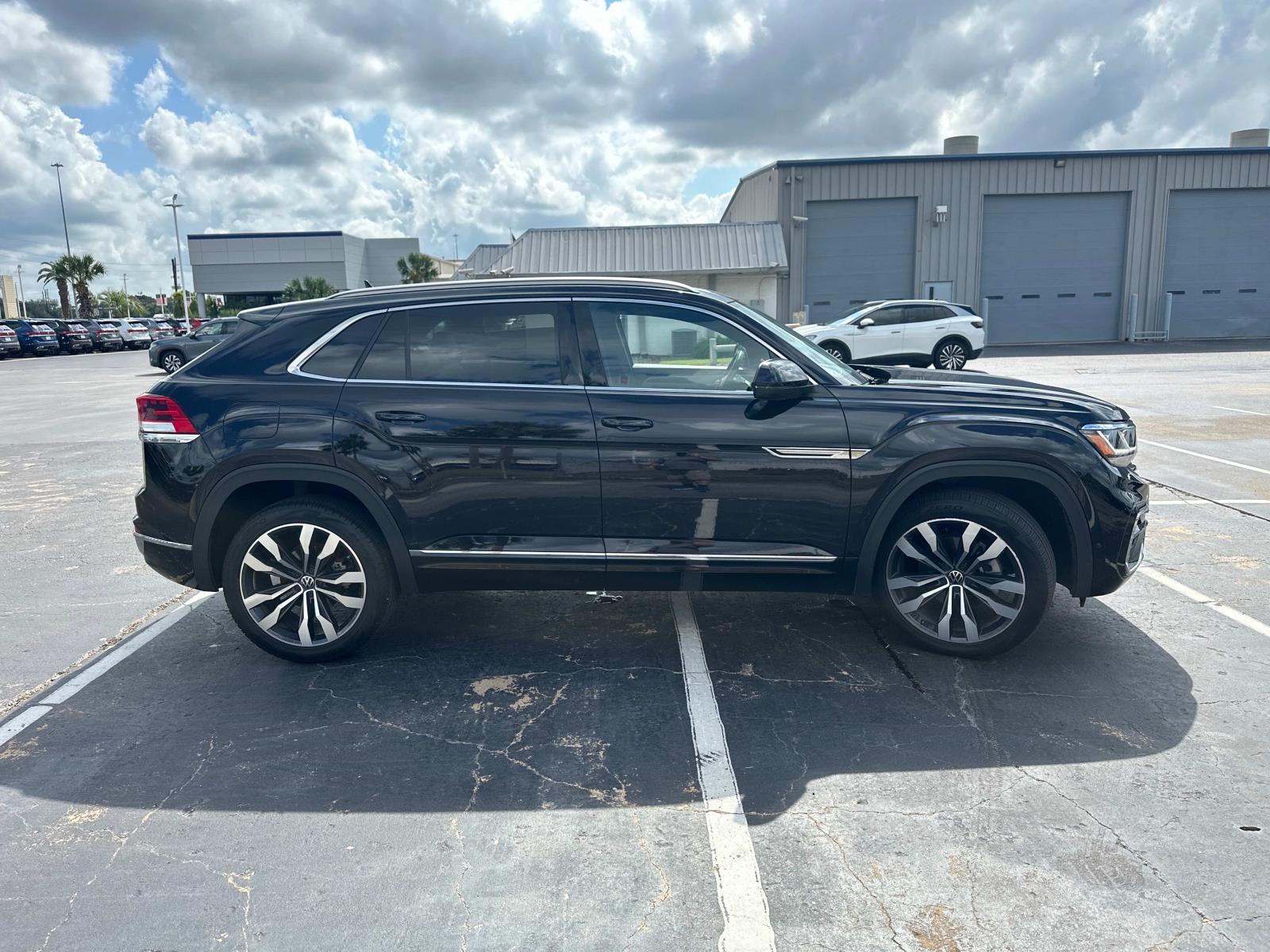 2022 Volkswagen Atlas Cross Sport V6 SEL Premium R-Line photo 3