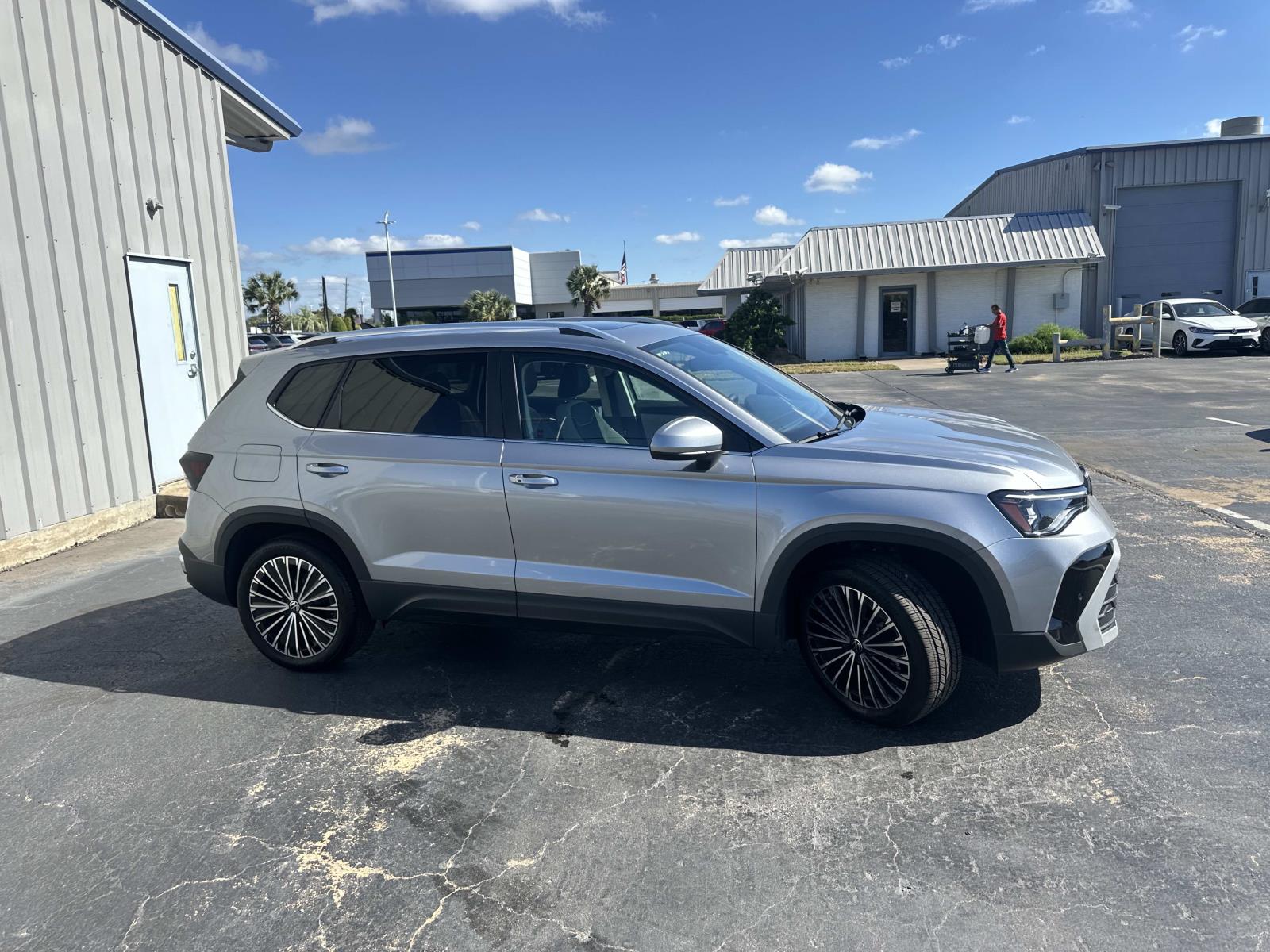 2025 Volkswagen Taos SE photo 4