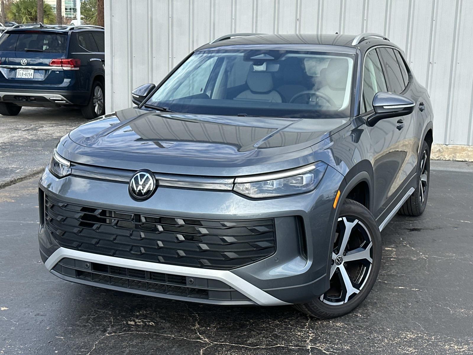 2025 Volkswagen Tiguan 2.0T SE's photo