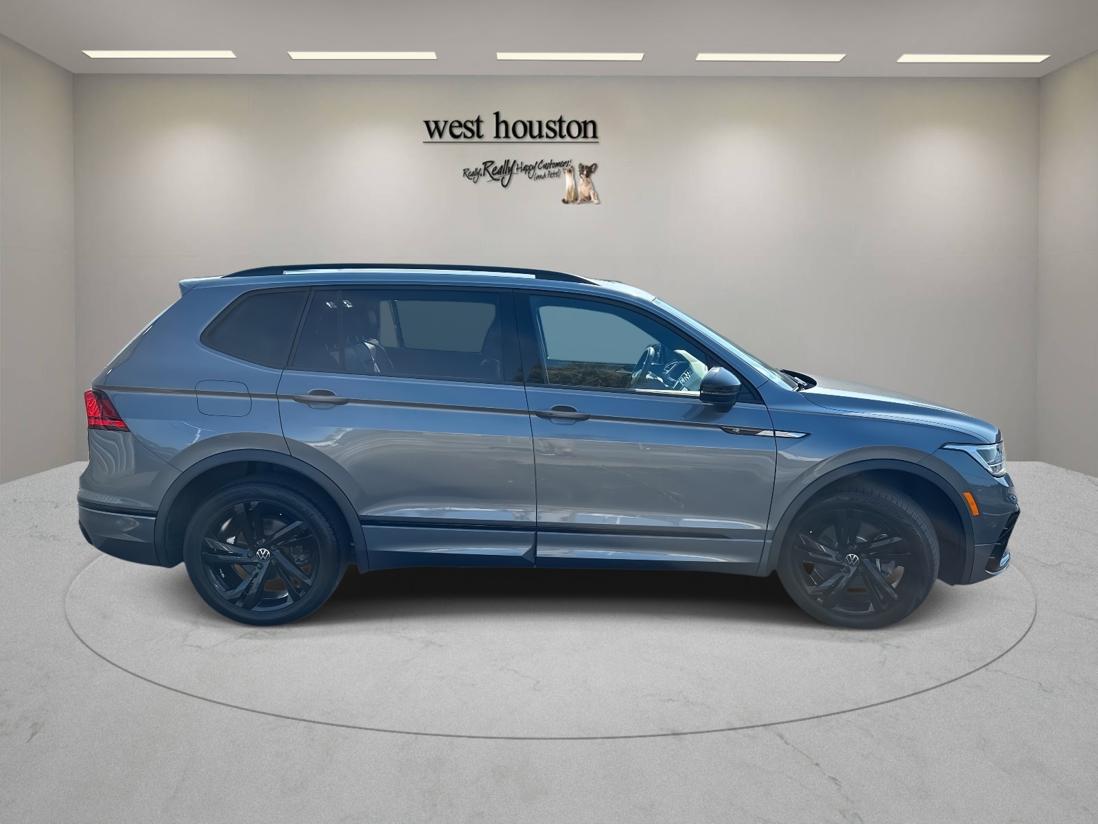 2023 Volkswagen Tiguan Black SE R-Line photo 3