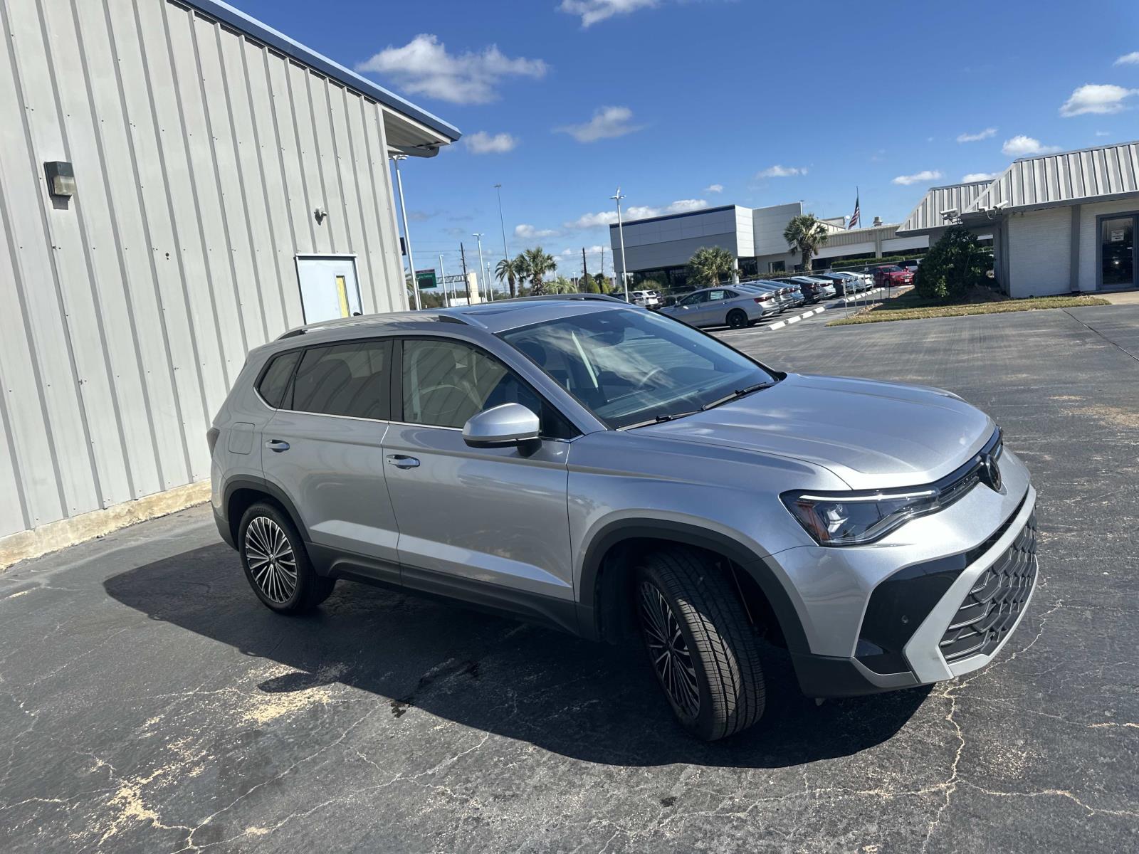 2025 Volkswagen Taos SE photo 3